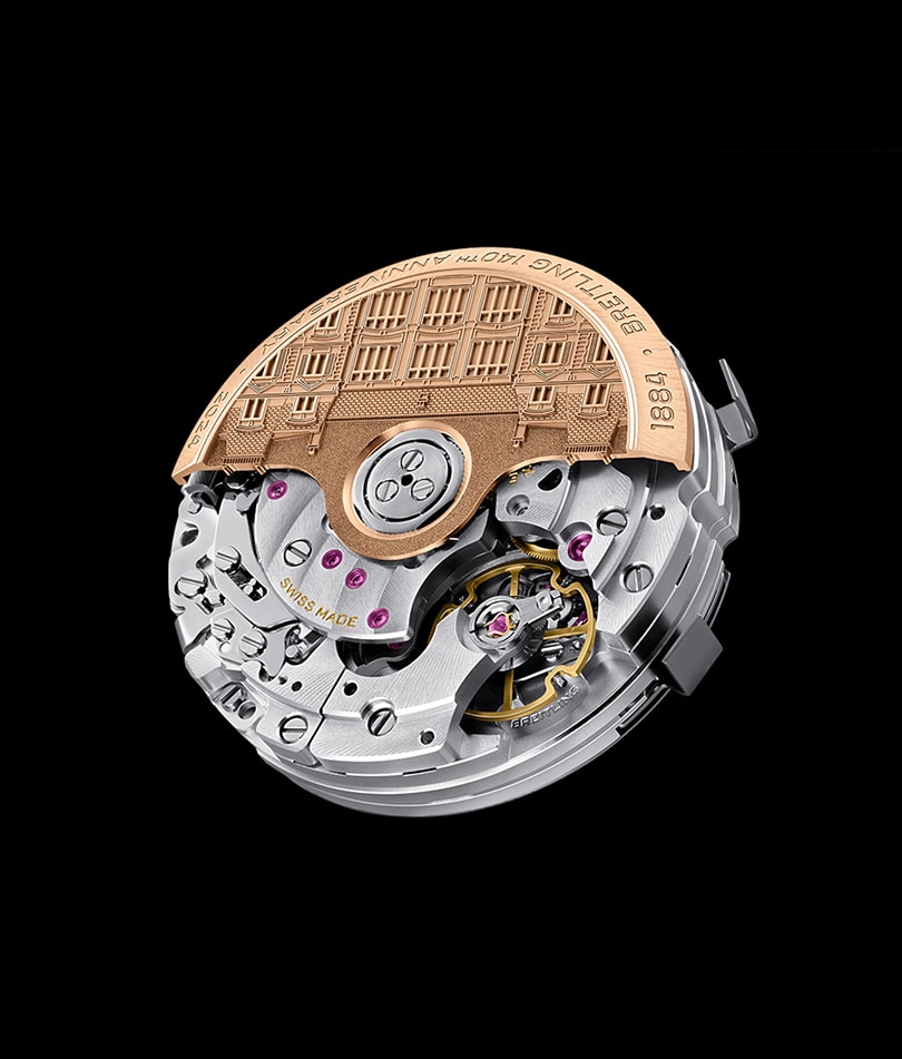 {generated} Movimento Breitling con dettagli metallici raffinati e rotore dorato inciso con motivi storici in un design rétro moderno