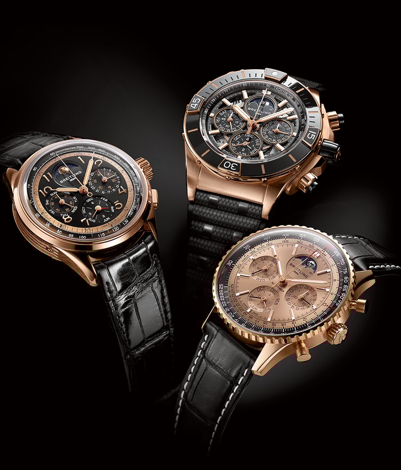 {generated} Tre orologi Breitling in oro rosa mostrano uno stile cronografo rétro moderno con cinturini neri e quadranti riccamente dettagliati.