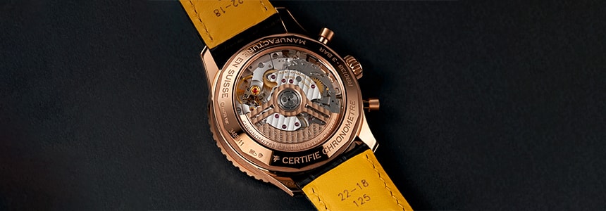 {generated} Breitling 表背展現精密機芯細節，搭配柔和漸層背景，強調品牌的精湛工藝