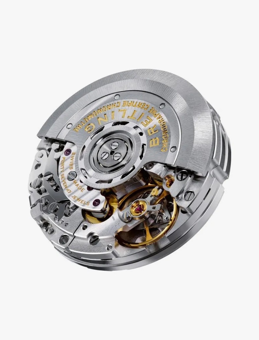 {generated} Breitling B01機芯特寫，呈現刻字自動盤與精密齒輪結構，金屬細節精緻。