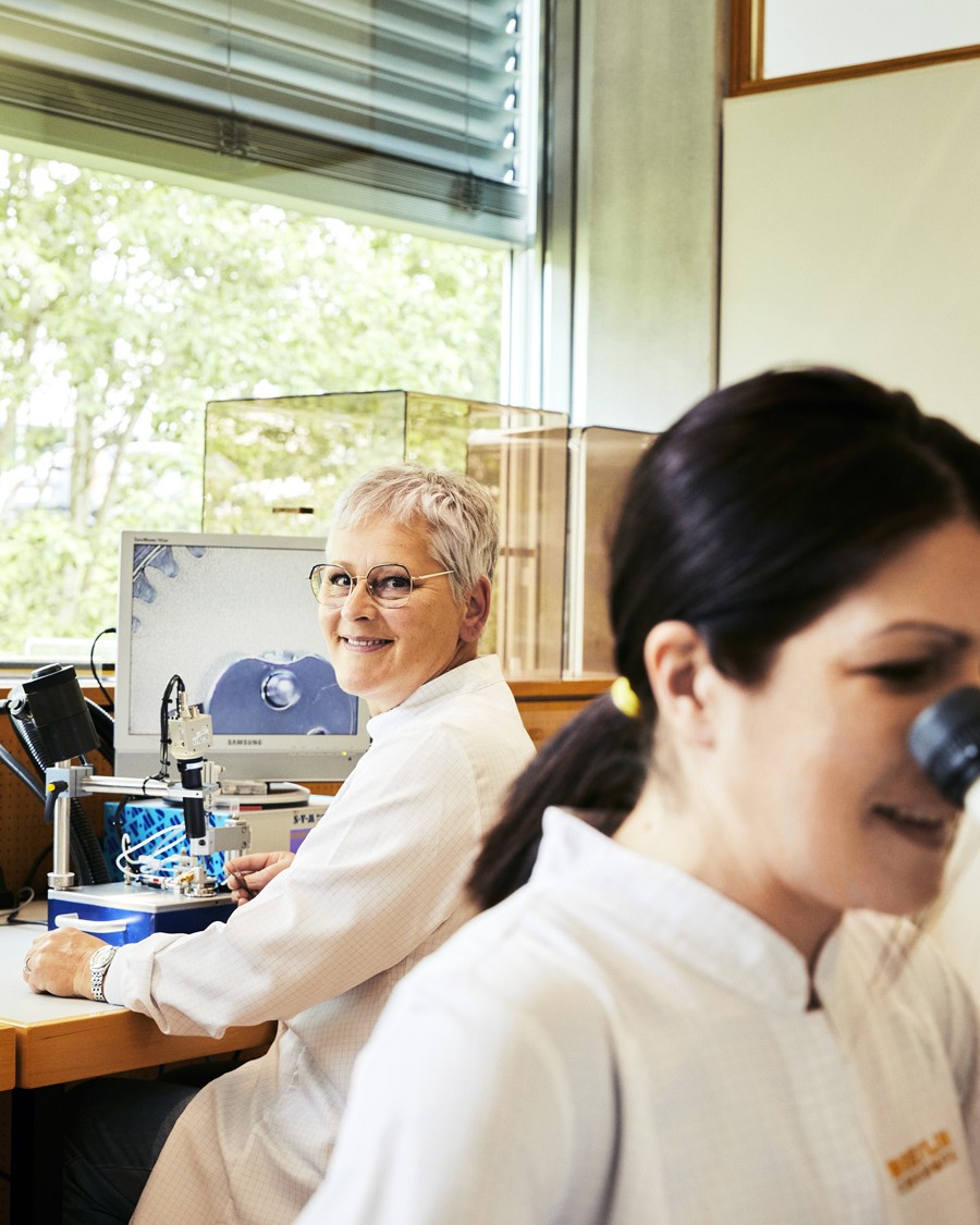 {generated} 在明亮的Breitling工坊中，製錶師專注精密技術作業，展現對公平薪酬的重視。