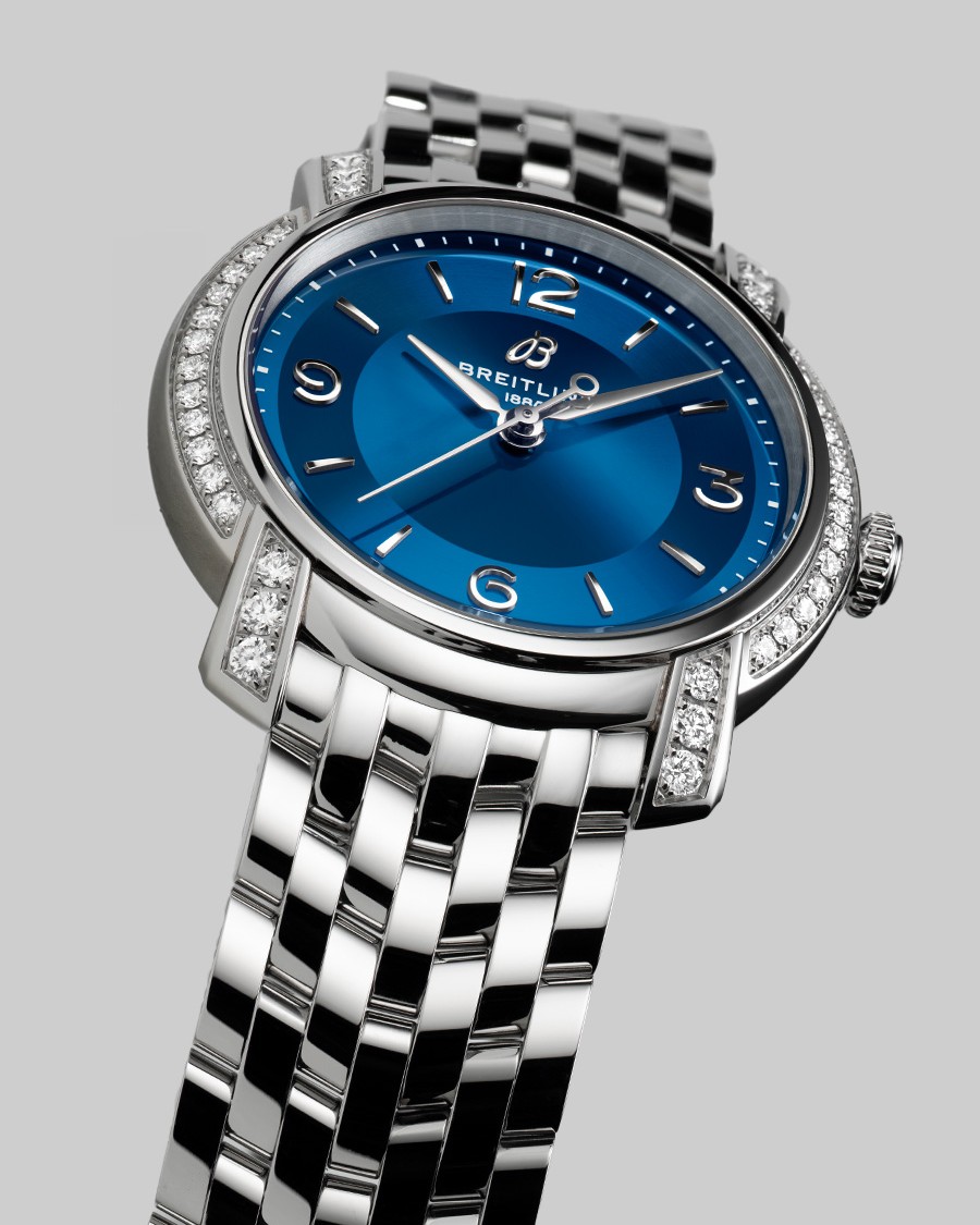 {generated} ブルー文字盤とダイヤ付きベゼルを備えたBreitling Lady Premier女性用時計をブレスレットまで鮮明に表示