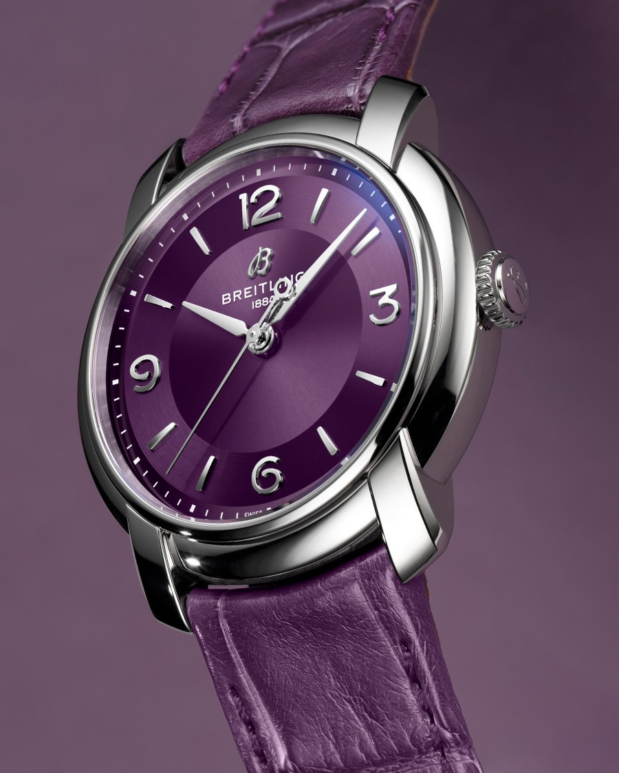 {generated} パープルのダイヤルと同色レザーストラップを備えるBreitling Lady Premierを、磨き上げたスチールケースの質感とともに丁寧に表現。