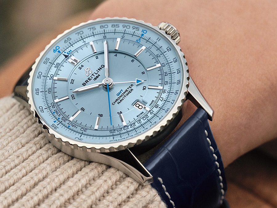 {generated} Breitling Navitimer GMT con esfera azul clara y correa de cuero azul en la muñeca, mostrando sus detalles precisos