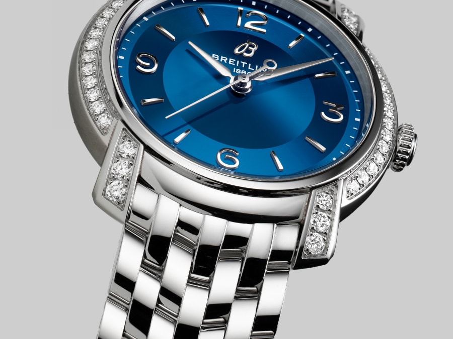 {generated} ブルー文字盤とダイヤ付きベゼルを備えたBreitling Lady Premier女性用時計をブレスレットまで鮮明に表示