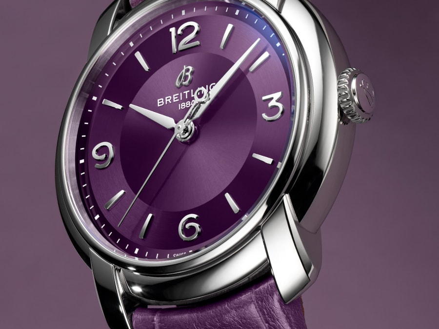 {generated} パープルのダイヤルと同色レザーストラップを備えるBreitling Lady Premierを、磨き上げたスチールケースの質感とともに丁寧に表現。