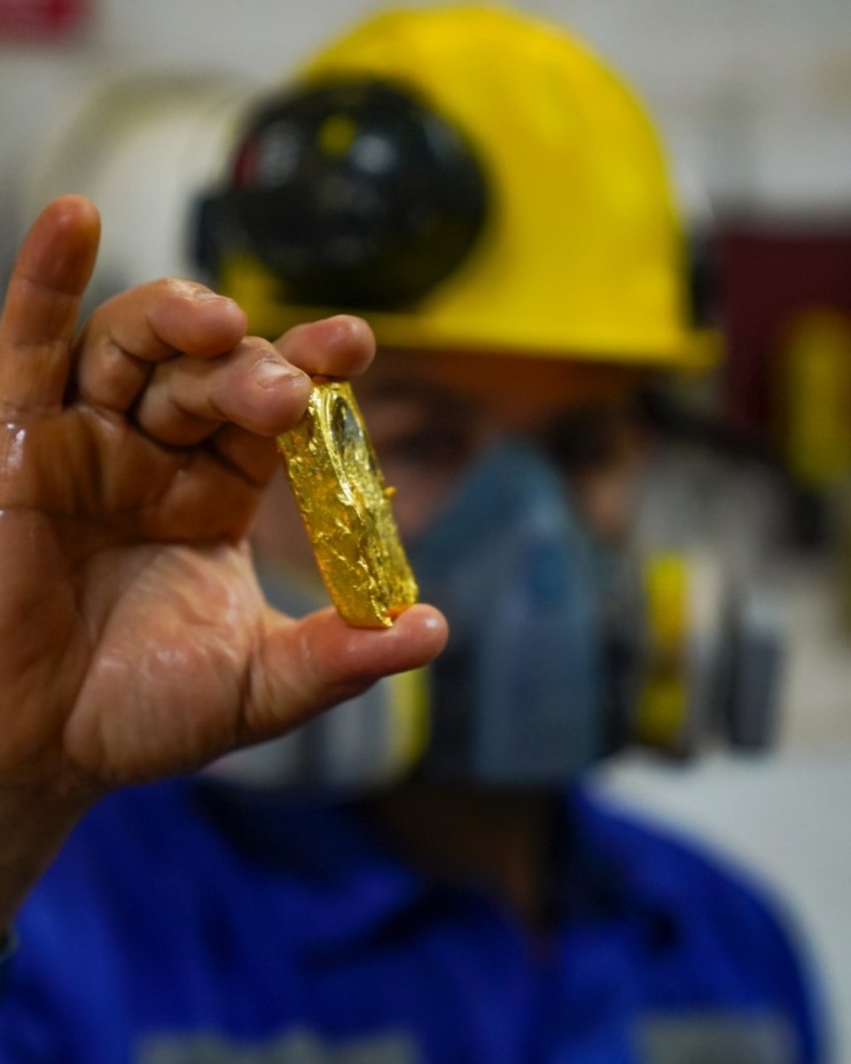 {generated} 工人展示一小塊負責任採集的金材，體現Breitling對永續材料的承諾