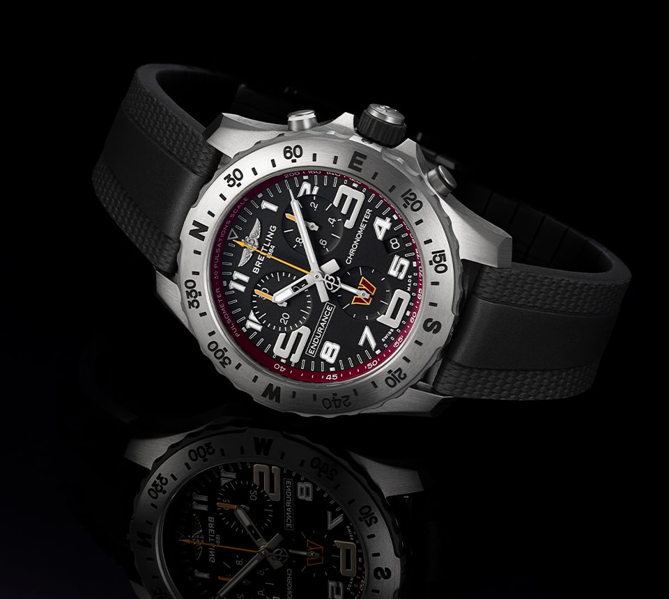 {generated} Breitling Endurance Pro dos Washington Commanders em preto e vermelho elegante com números marcantes sobre fundo escuro