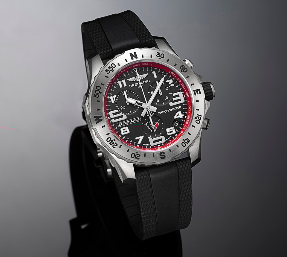 {generated} Breitling Endurance Pro以黑色錶盤與紅色細節及堅固錶帶，在雅緻的攝影棚環境中展示