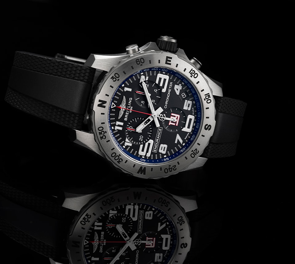 {generated} Relógio Breitling Endurance com detalhes dos New York Giants em close elegante que destaca seu mostrador e bisel arrojados.
