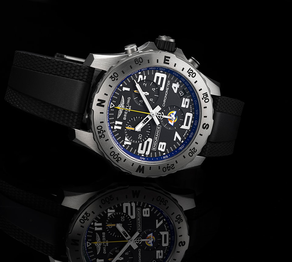 {generated} Breitling Endurance Pro融入公羊隊元素，搭配黑色錶盤、醒目數字與運動風黑色錶帶。