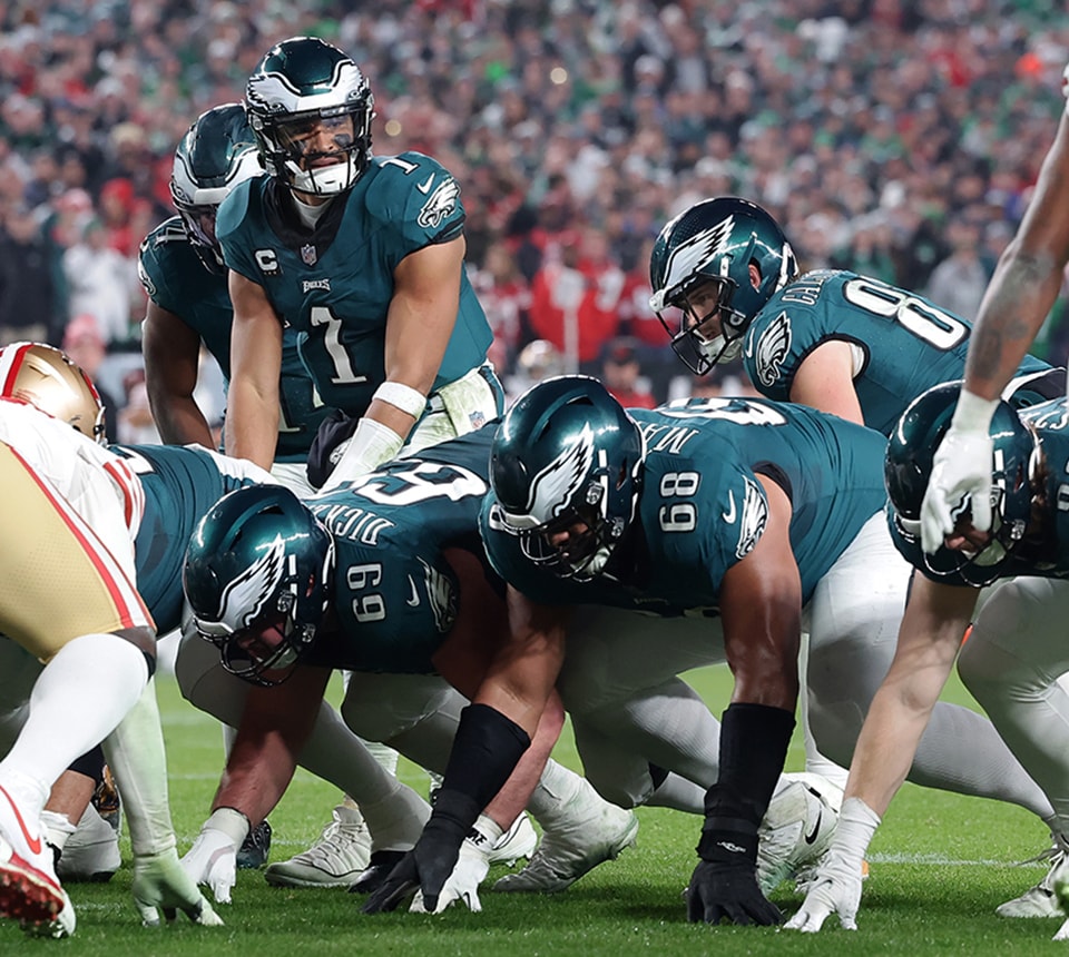 {generated} Jugadores de los Philadelphia Eagles formados en la línea de golpeo mientras se preparan para el saque en un momento intenso