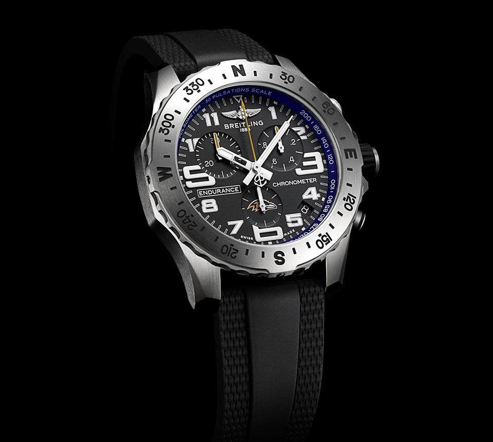 {generated} Breitling Endurance Pro以黑色錶盤與Ravens細節搭配堅固錶帶，在精緻的產品呈現中凸顯