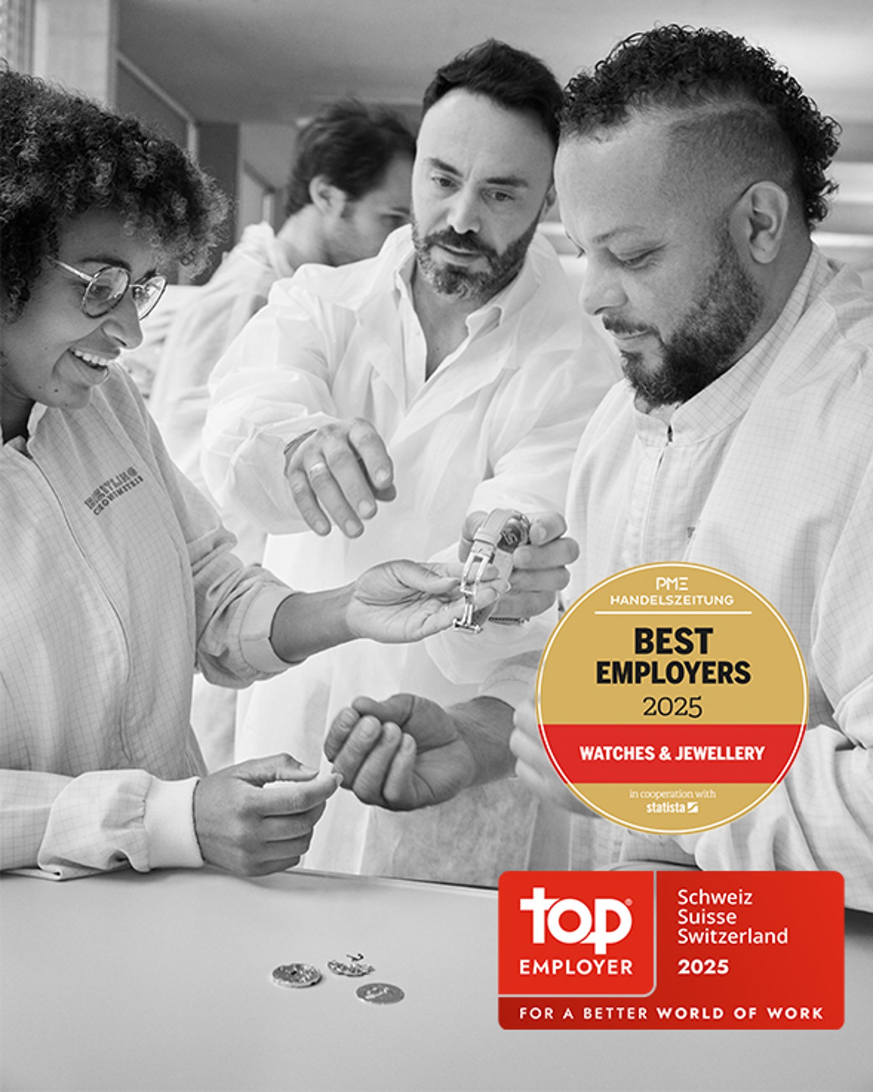 {generated} Horlogers Breitling collaborant sur des composants de précision en atelier, reflétant la distinction de la marque comme employeur d’élite