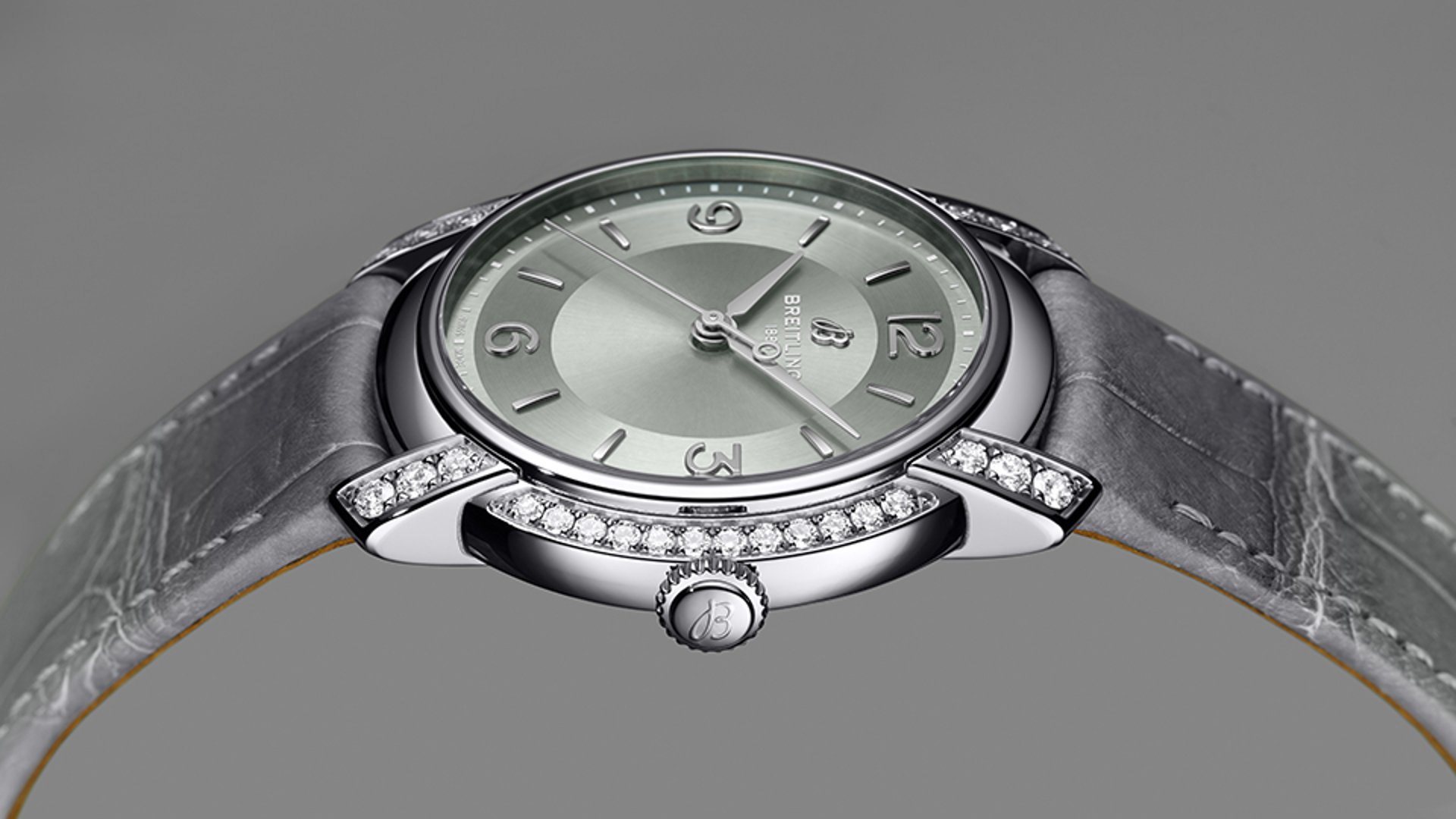 {generated} グリーンダイヤルとダイヤ付きラグ、グレーストラップを備えたBreitling Lady Premierを上品に映すクローズアップ