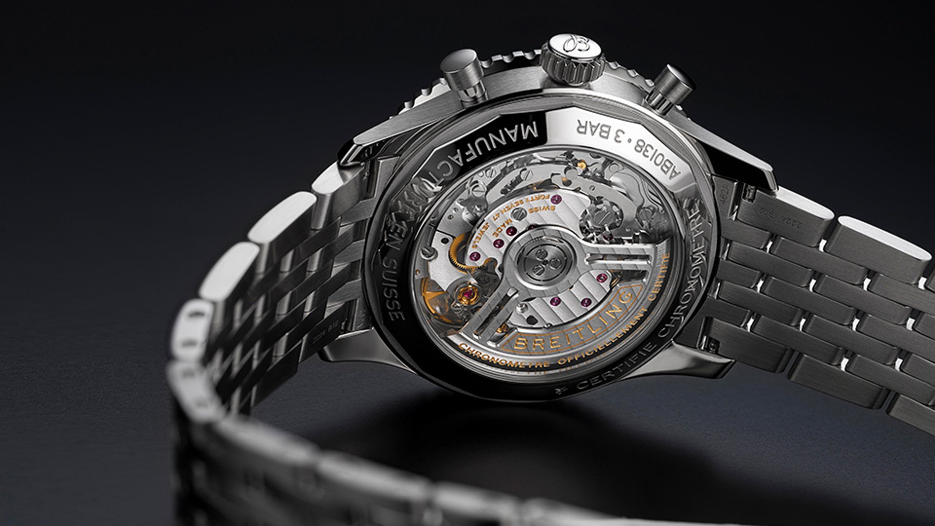 {generated} Breitling Navitimer B01 Chronograph 43 Japan Edition が開いた裏蓋越しに精巧な自動巻ムーブメントを映す
