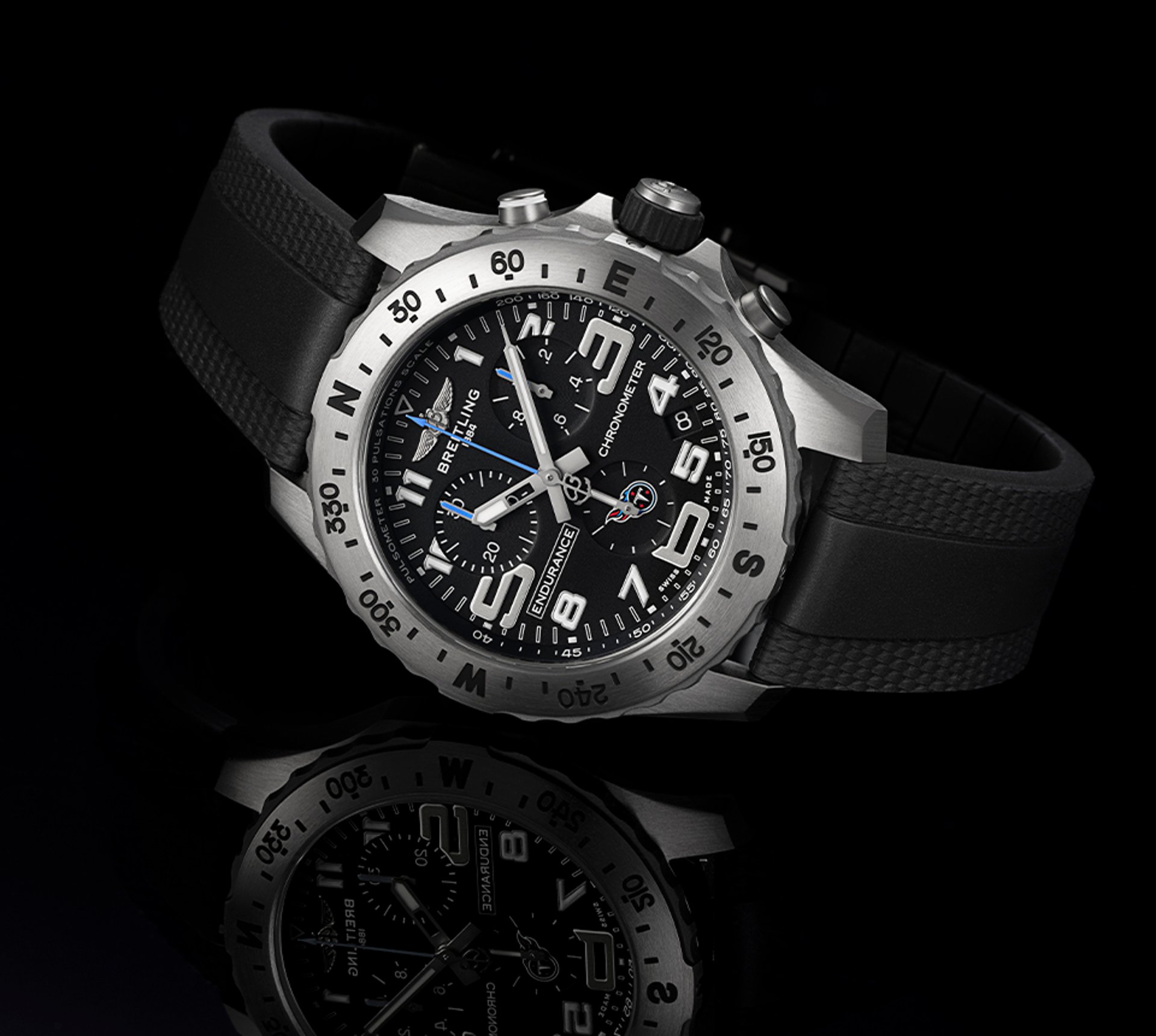 {generated} Breitling Endurance Pro au cadran noir, chiffres marqués et détail Titans présentée en angle sur un fond sombre