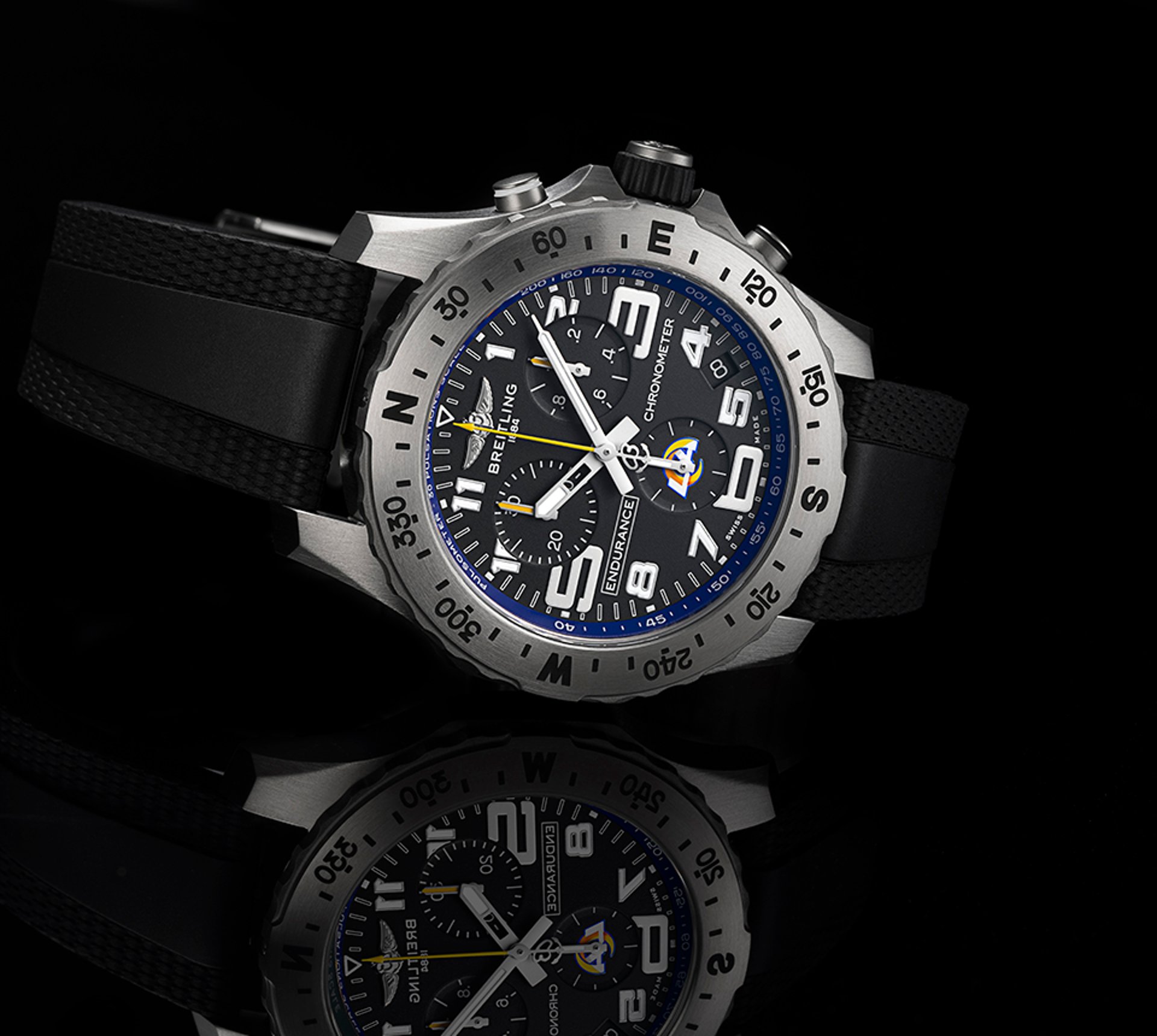 {generated} Reloj Breitling Endurance Pro con detalles de los Rams, esfera negra, números destacados y correa negra deportiva.