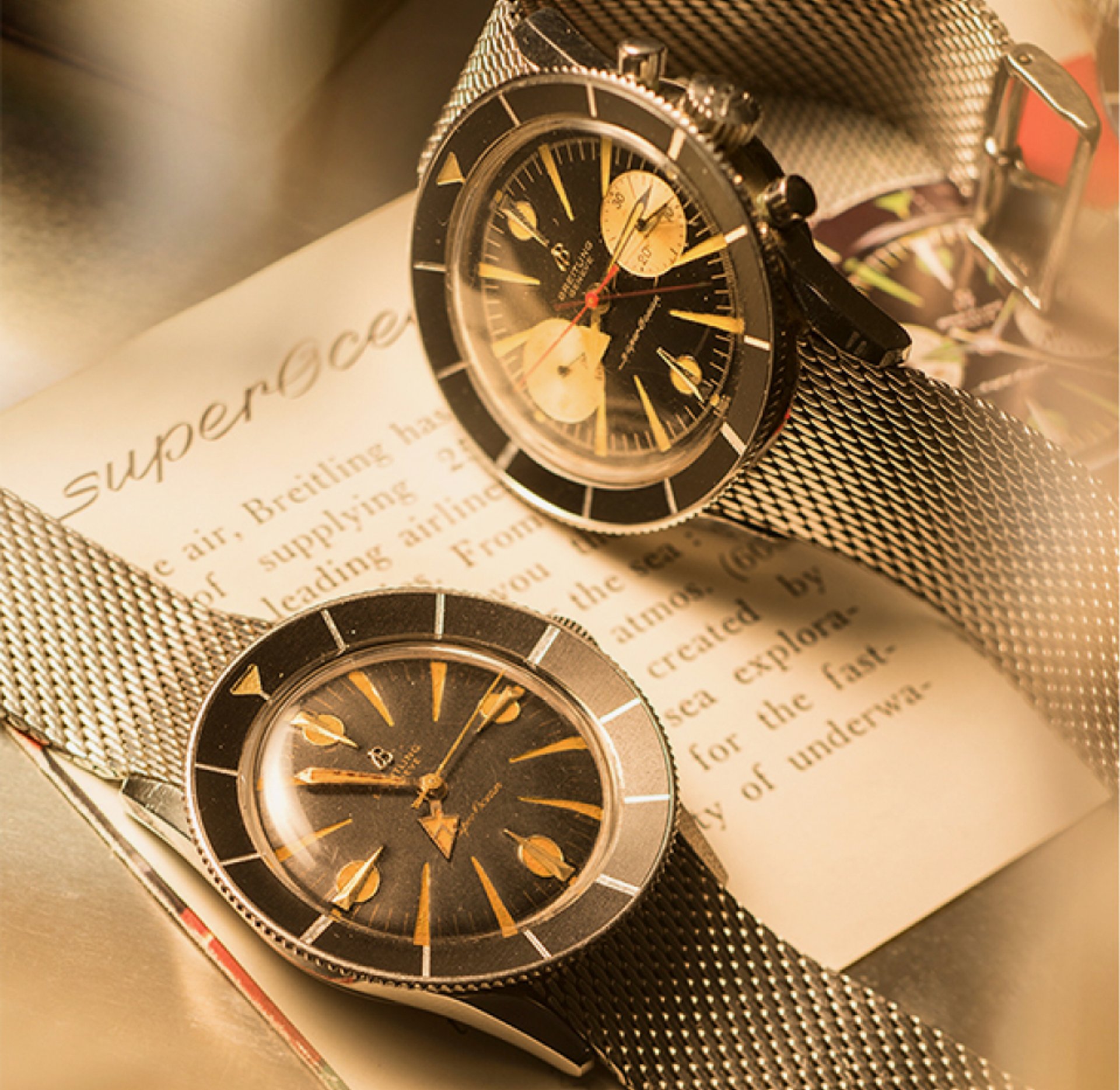 {generated} Orologi Breitling SuperOcean vintage con cinturini mesh su testo d’archivio, evidenziando i loro dettagli classici.