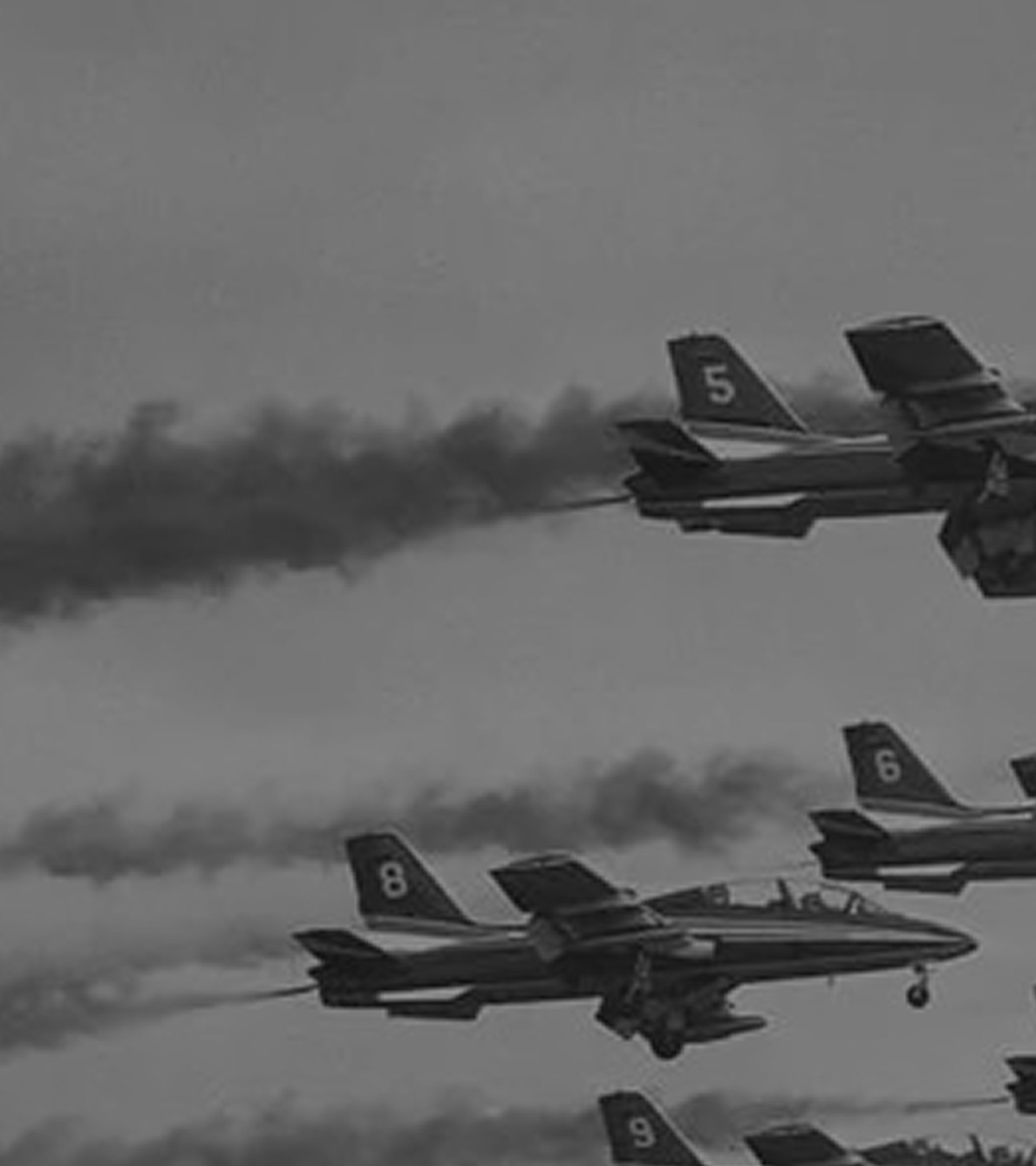 {generated} Une escadrille de jets en formation serrée évoque l’héritage aéronautique qui inspire la Breitling Chronomat.