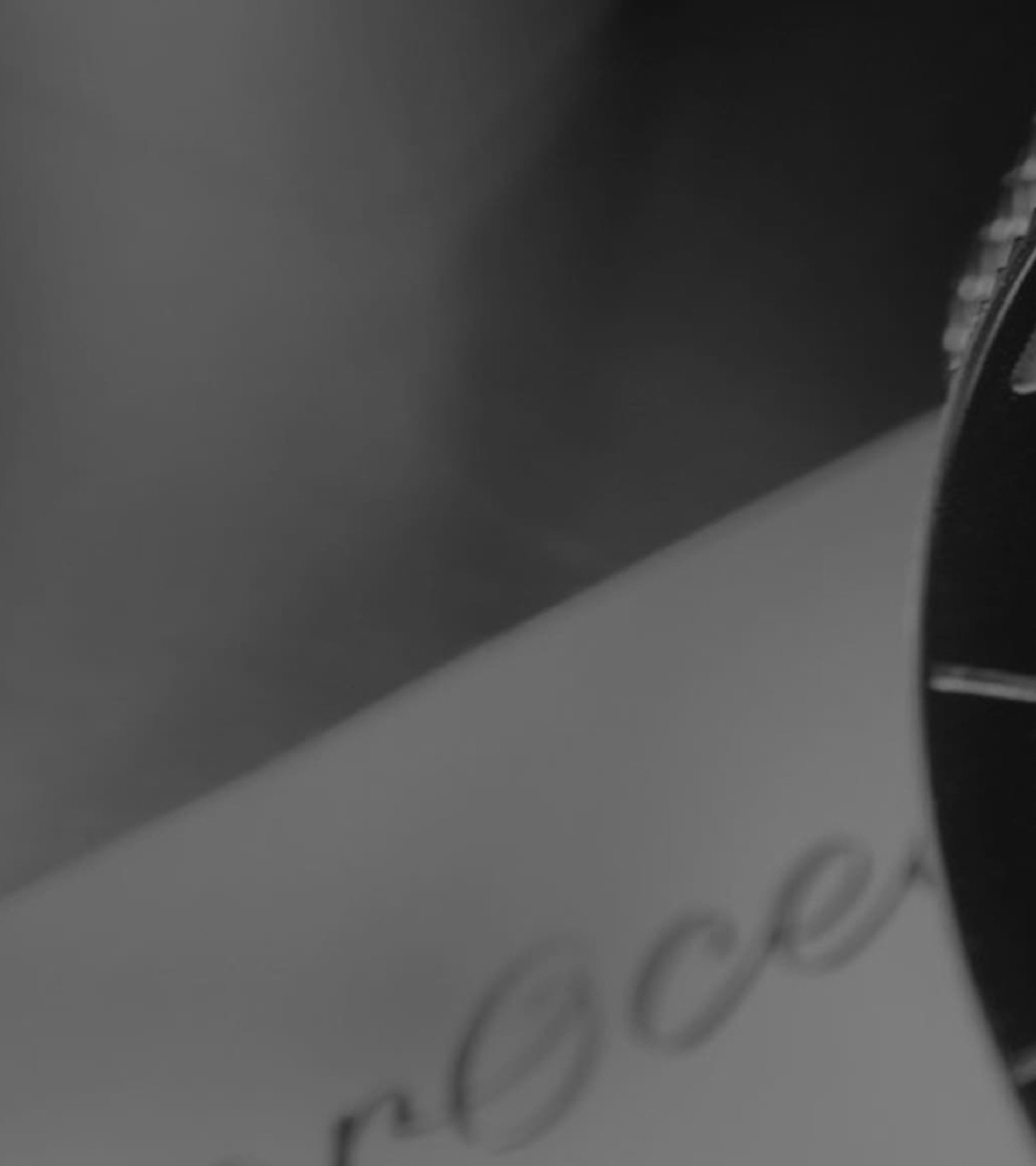 {generated} Primo piano della Breitling Superocean con quadrante scuro, indici decisi e bracciale in maglia mostrati con eleganza.