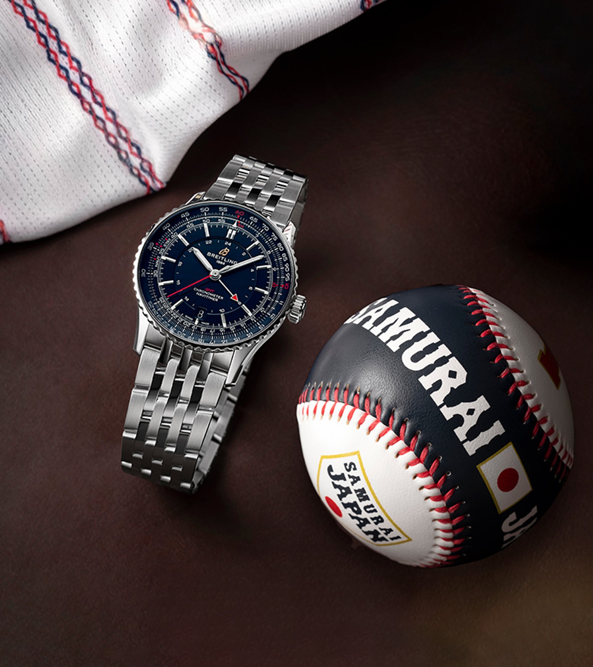 {generated} Breitling Navitimer GMT41 Samuraiが暗い面に置かれ、ユニフォームとテーマ野球ボールがスポーティな雰囲気を演出