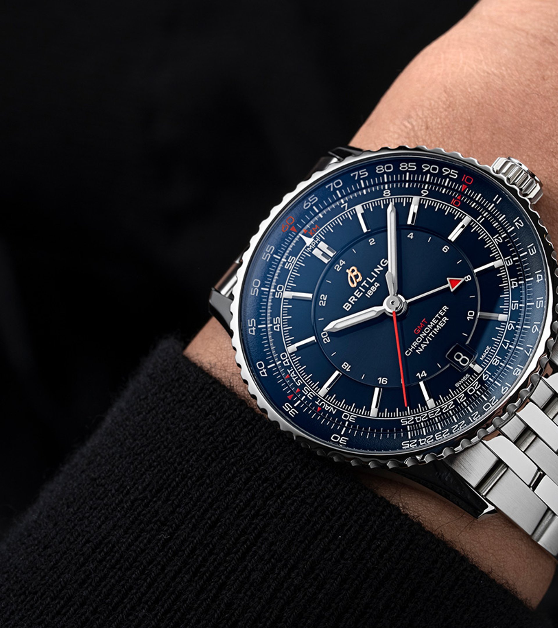 {generated} 腕元のBreitling Navitimer GMT41 Samuraiが青い文字盤と赤いGMT針、ステンレススチールブレスを際立たせる構図。