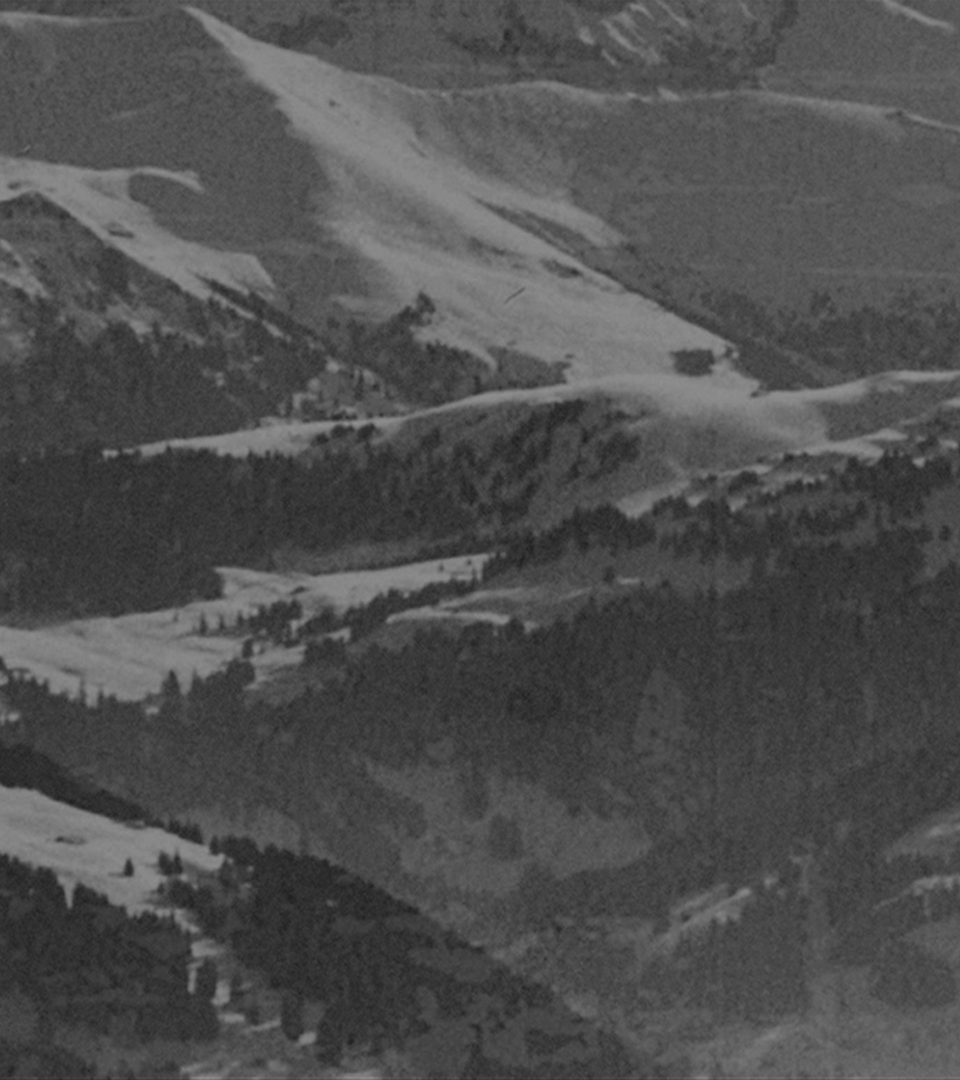 {generated} Breitling熱氣球飛越崎嶇山地景觀,展現專業且富有冒險精神的格調