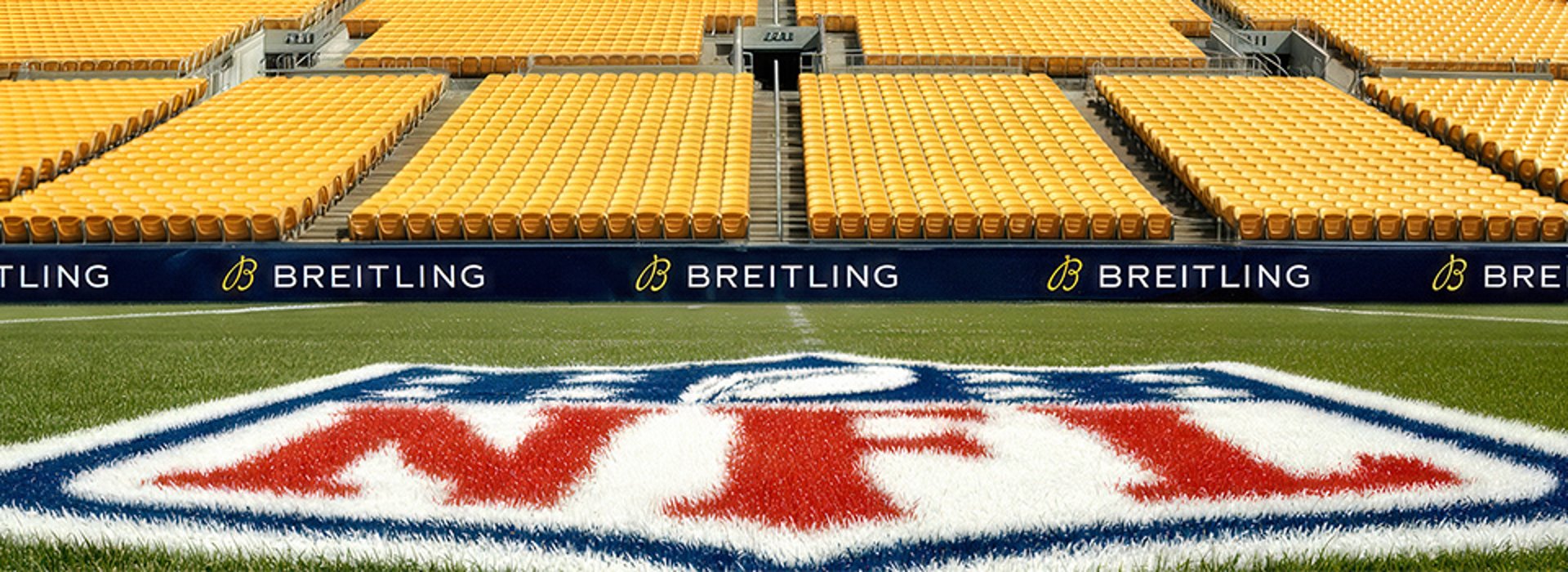 {generated} Gradas luminosas dominan el logo central de la NFL, con destacado branding de Breitling a lo largo de la línea lateral.