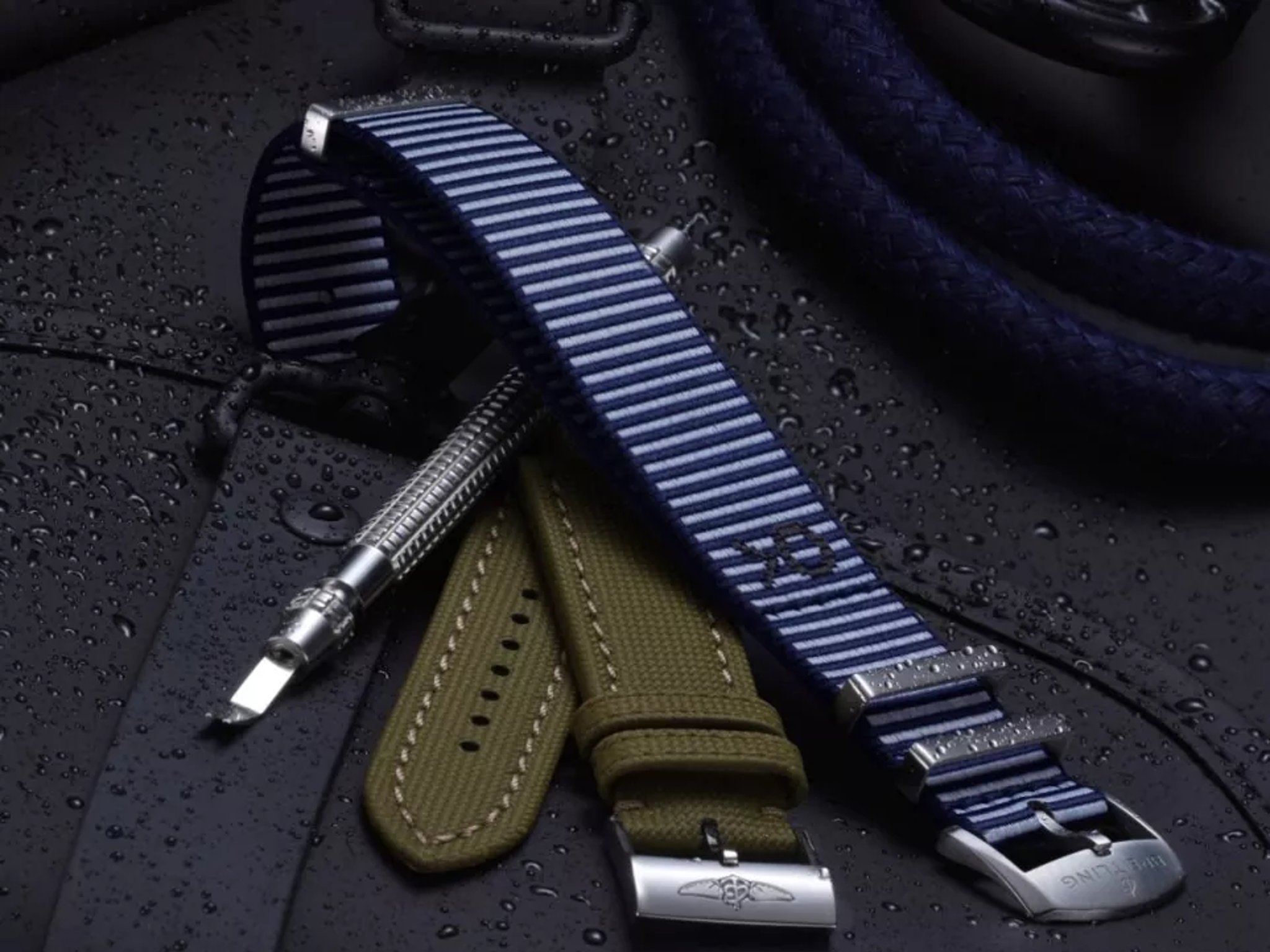 {generated} Полосатые и хаки ремешки Breitling с фирменными пряжками на влажном тёмном снаряжении рядом с металлическим инструментом для замены