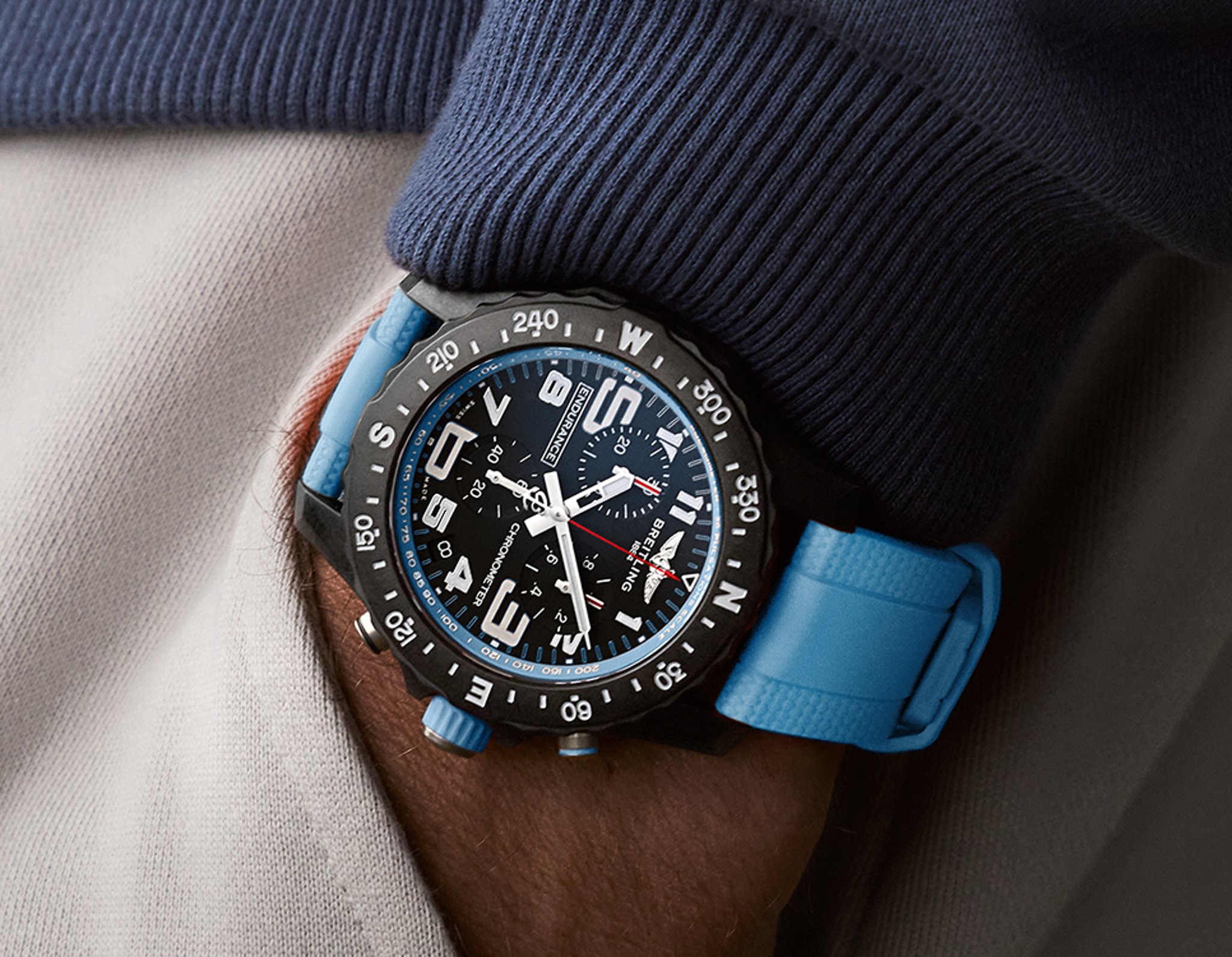 {generated} 腕上佩戴Breitling Endurance Pro,黑色錶盤、醒目數字與藍色錶帶展現精緻且富動感的專業風格。