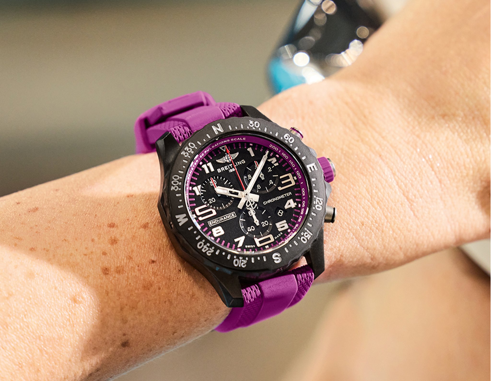 {generated} Breitling Endurance Pro佩戴於腕間,搭配紫色錶帶與黑色錶盤,展現鮮明動感的計時風格