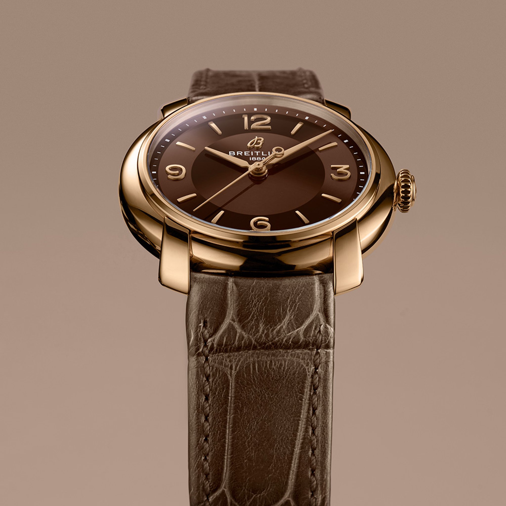 {generated} Reloj femenino Breitling Lady Premier R10310121Q1P1 con esfera marrón, caja dorada y correa de cuero marrón en detalle elegante