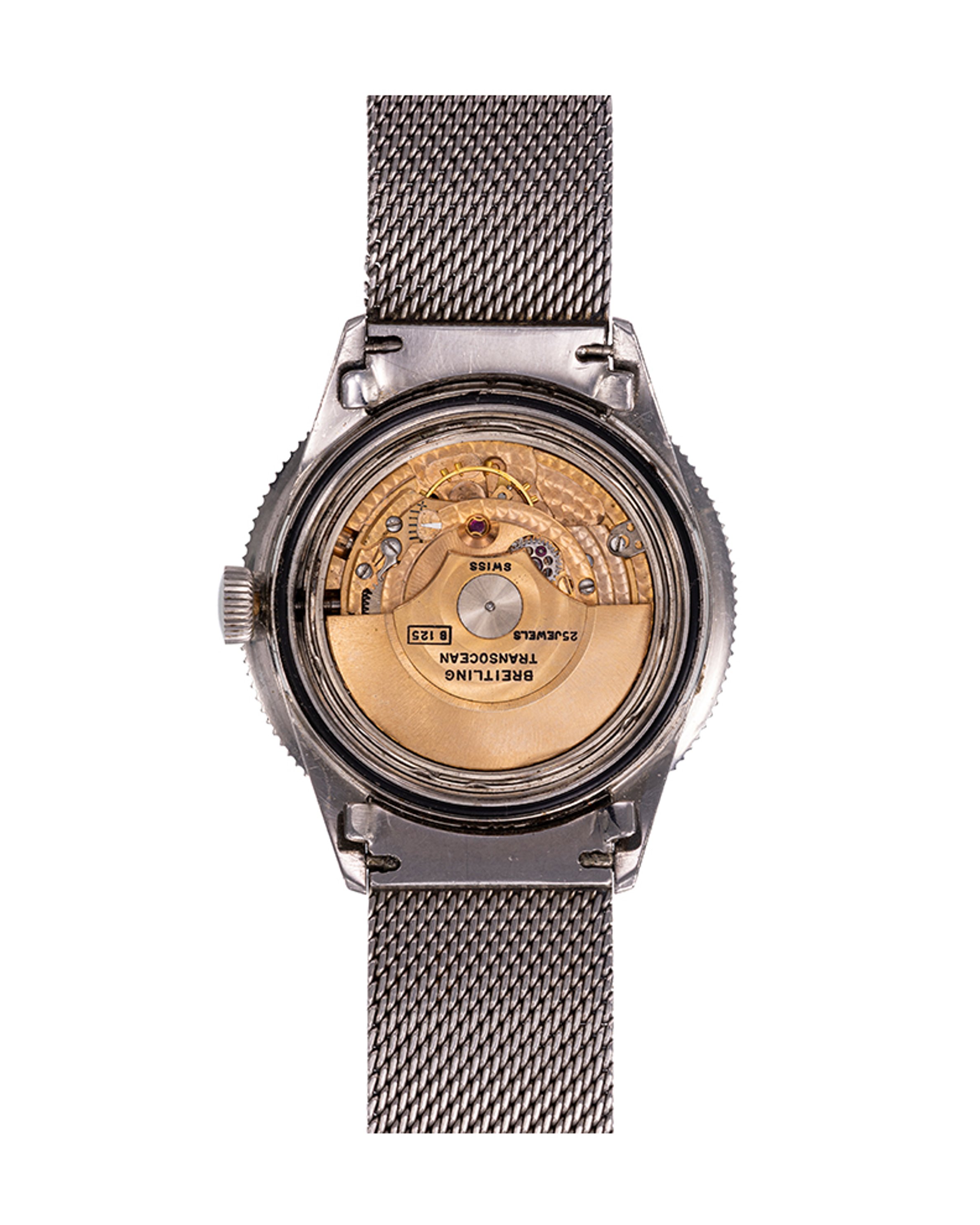 {generated} Breitling SuperOcean Heritage ref.1004 con quadrante nero, indici dorati e bracciale in maglia d’acciaio mostrato frontalmente.