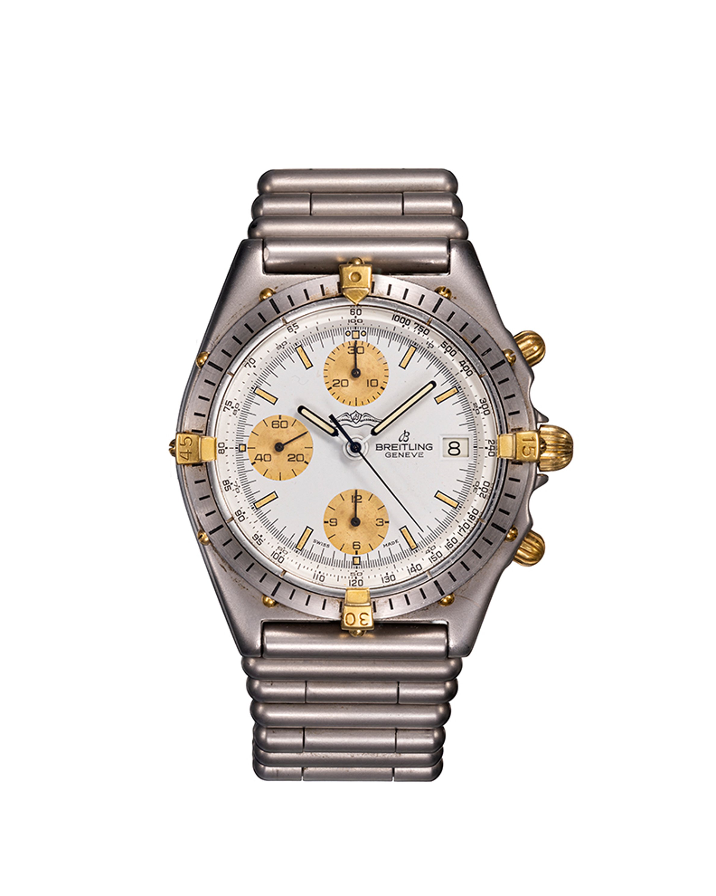 {generated} Breitling Chronomat ref.81950 V7750 avec cadran argenté, compteurs dorés et bracelet métallique intégré présenté en détail