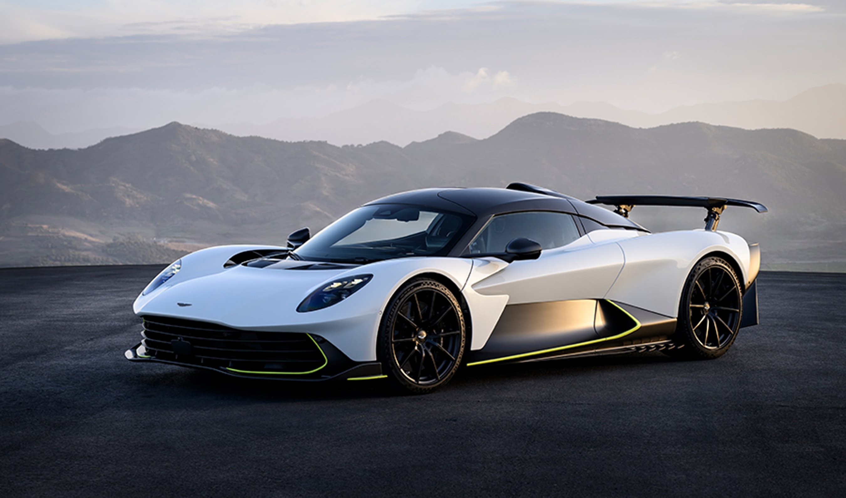 {generated} 灰色Aston Martin跑車在棚拍燈光下呈現，突出與Breitling合作的註冊主題。