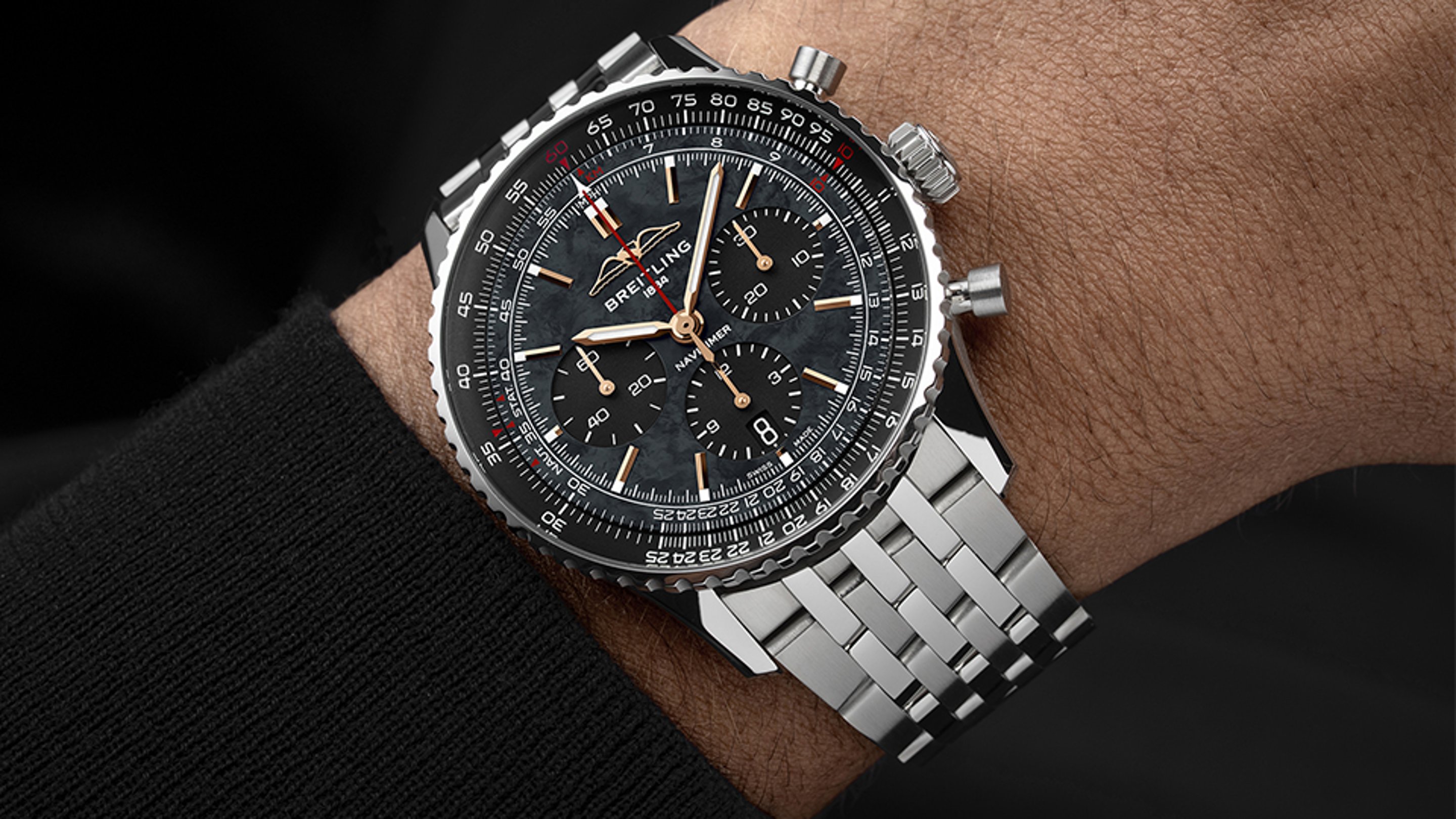 {generated} Breitling Navitimer US Limited Editionが黒い文字盤と磨かれたスチールブレスレットで手首に映える構図。