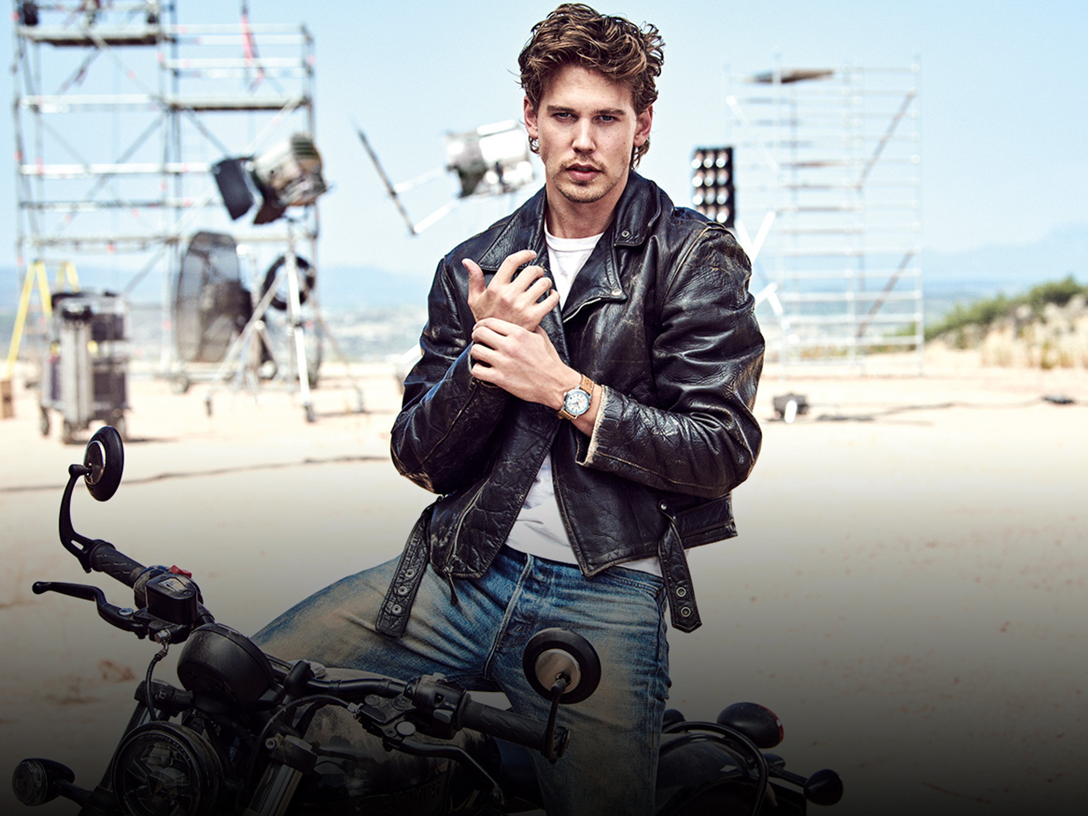 Fußballspieler Erling Haaland posiert mit einer Breitling Uhr im Stadion.