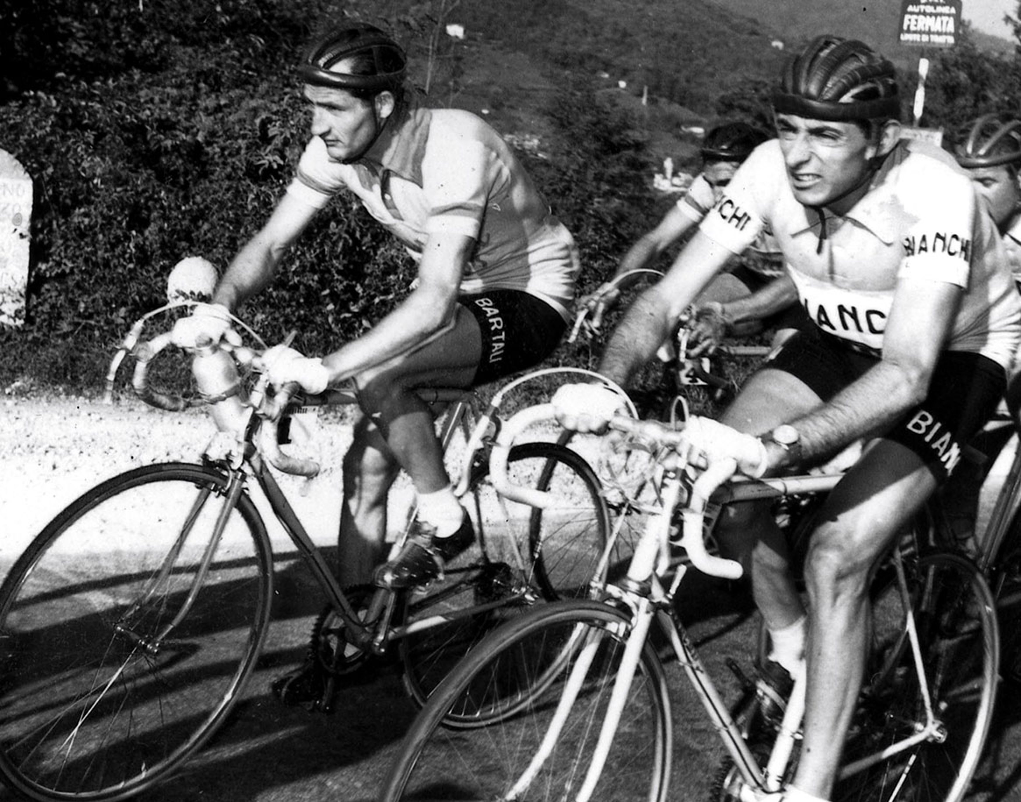 {generated} 白黒の歴史的な自転車レースが農道で展開され、精密な計時で知られるBreitlingの伝統を想起させる構図。