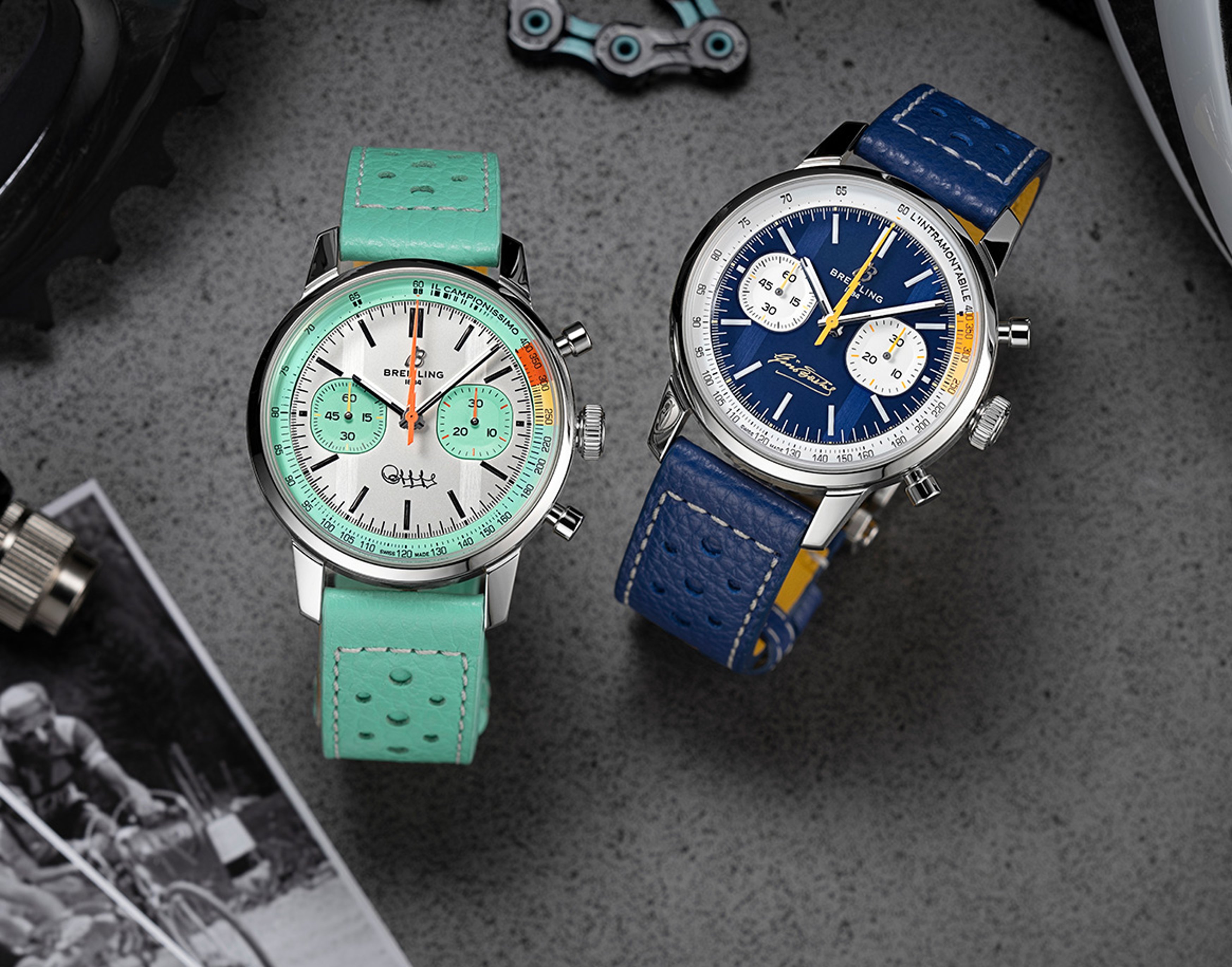 {generated} 色彩豊かな文字盤とストラップのBreitling Top Time Bartaliが並び、サイクリングを想起させる背景に配置されている