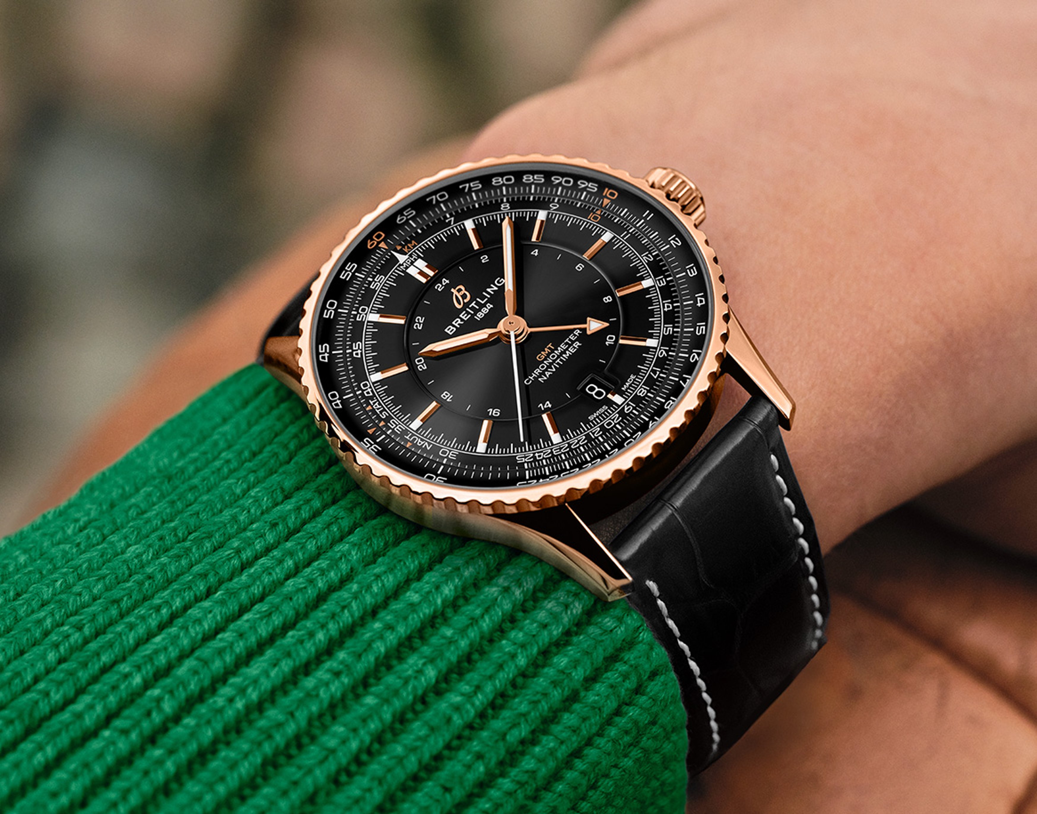 {generated} Breitling Navitimer GMTのローズゴールドと黒文字盤が革ストラップで手首に映える詳細な商品ビュー