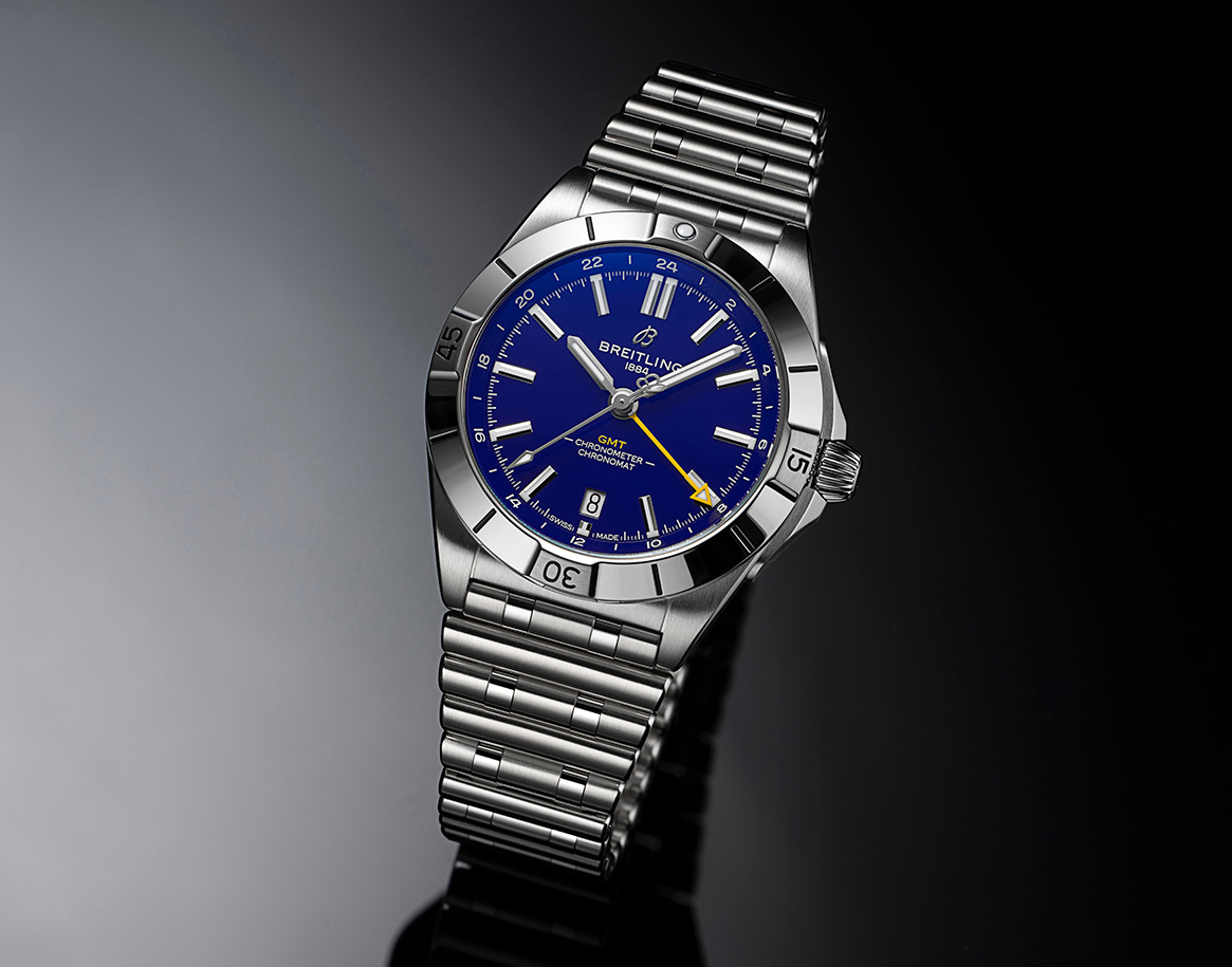 {generated} Breitling Chronomat GMT con esfera azul intenso y acentos amarillos que evocan los colores de Los Angeles Rams sobre un brazalete de acero