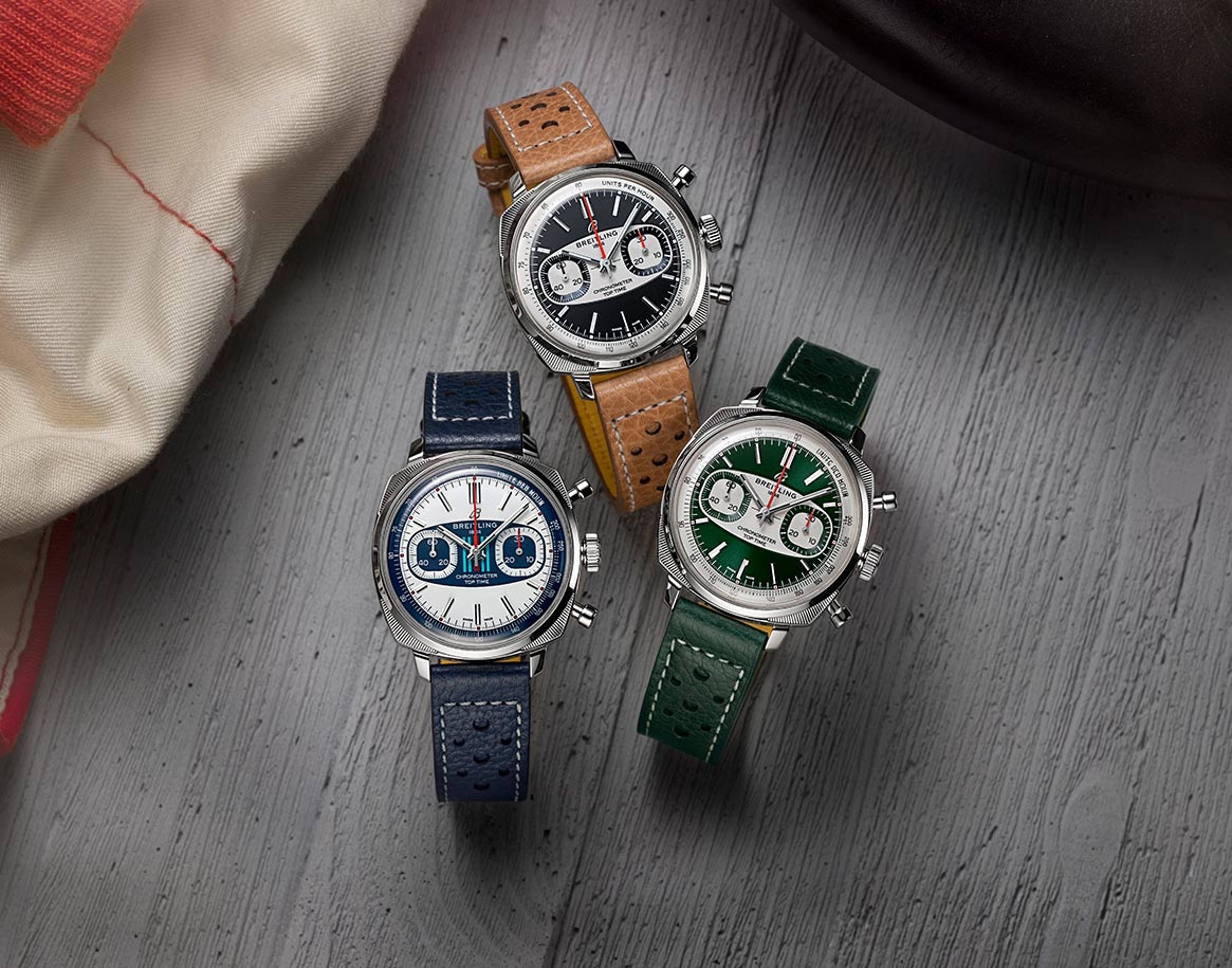 {generated} 質感ある面に並ぶBreitling Top Time Rally、際立つ文字盤とカラフルなパーフォレートレザーのストラップが特徴