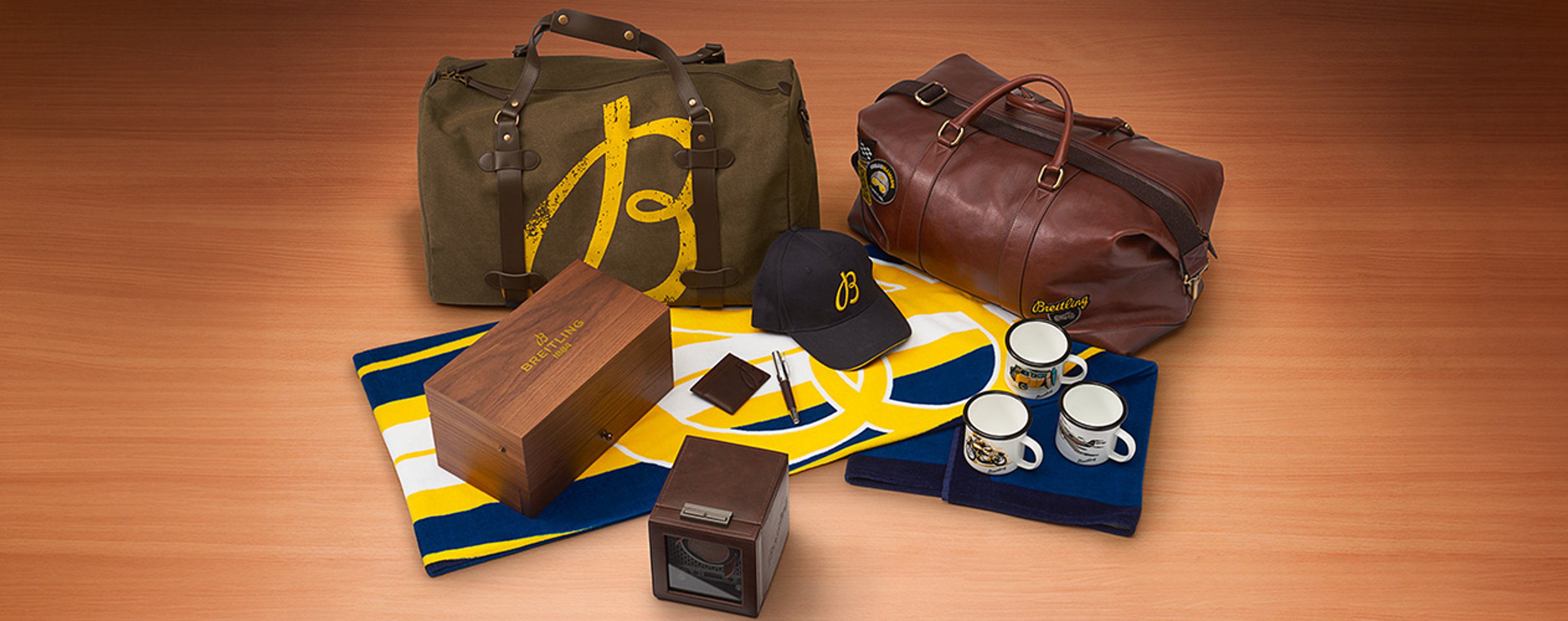 {generated} Breitling-Reisetaschen, Mütze, Tassen und Boxen auf Holzfläche arrangiert und die exklusiven Accessoires hervorhebend