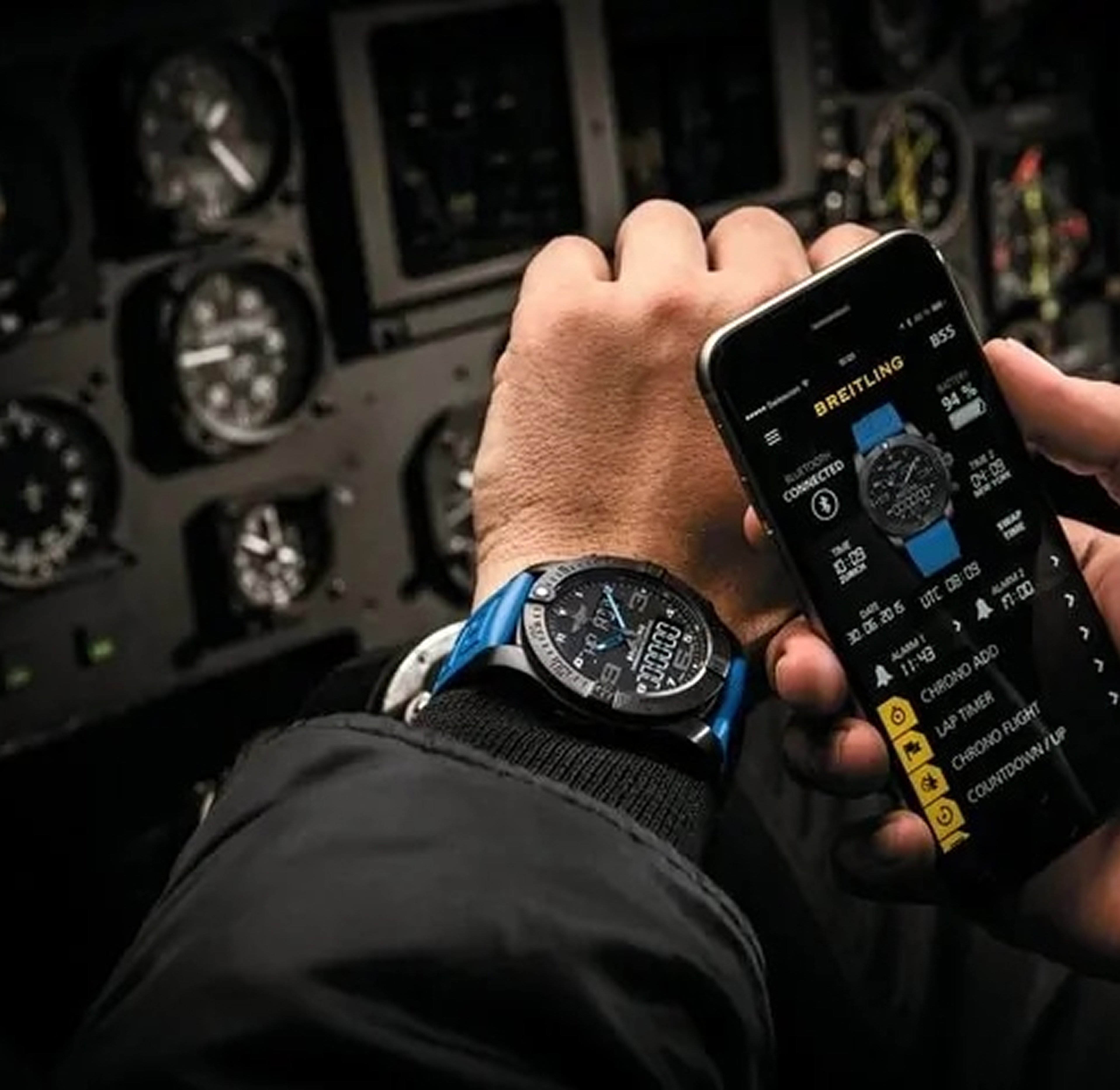 {generated} 飛行員調整座艙儀表時佩戴Breitling Exospace B55,並與智慧手機上的Breitling應用同步連結。