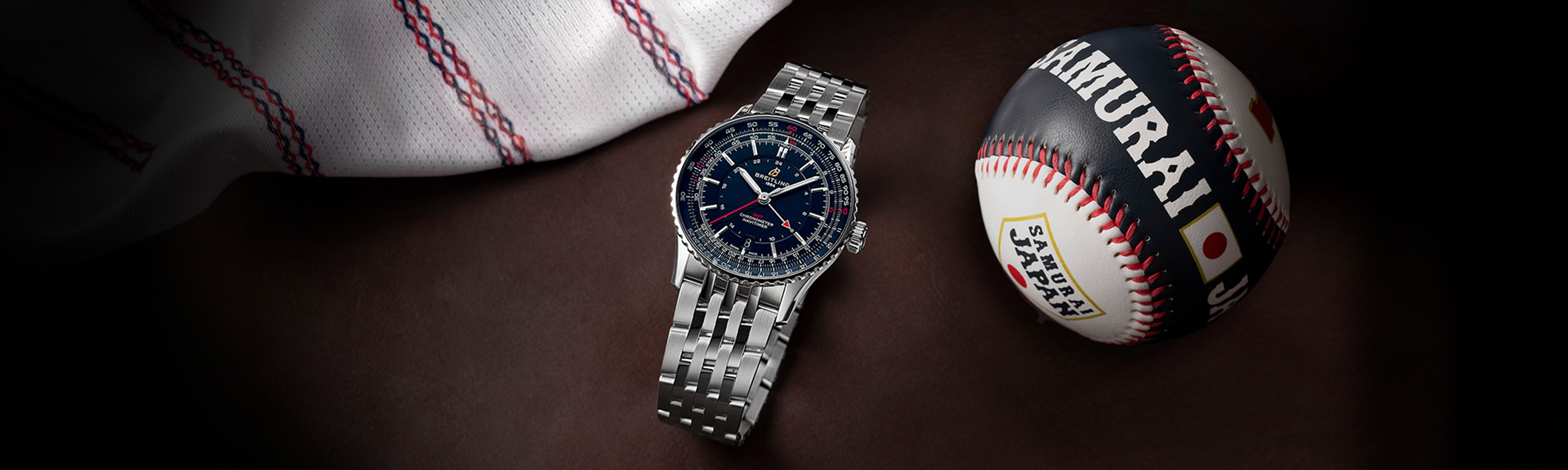 {generated} Breitling Navitimer GMT41 Samuraiが暗い面に置かれ、ユニフォームとテーマ野球ボールがスポーティな雰囲気を演出