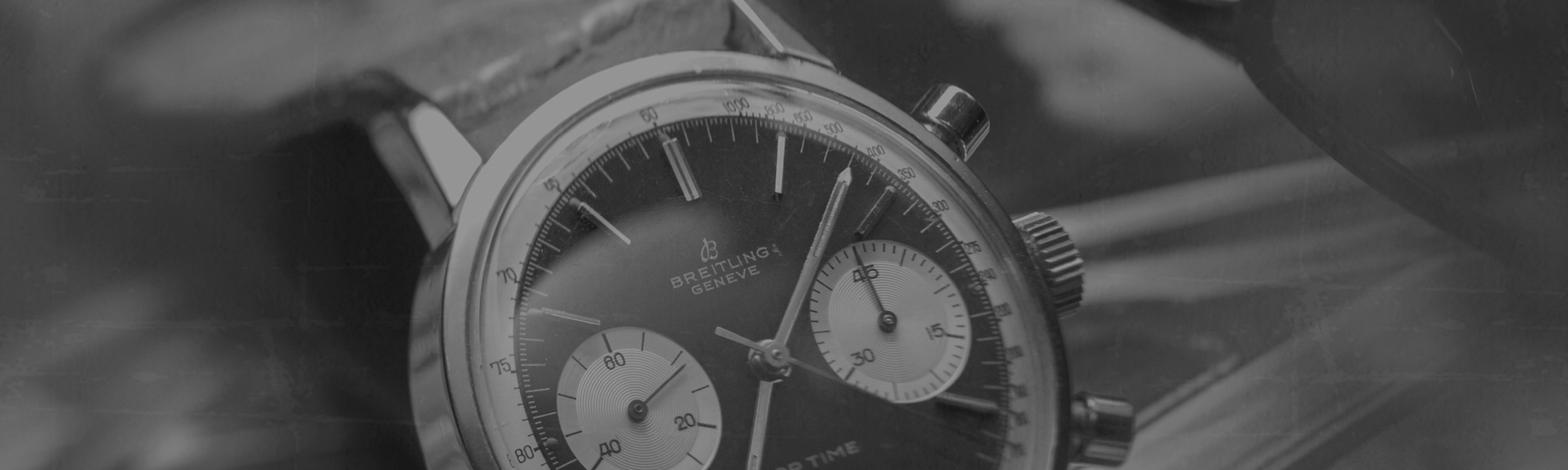 {generated} Breitling Top Time特寫,雙小錶盤與拋光錶殼凸顯其經典復古計時設計。