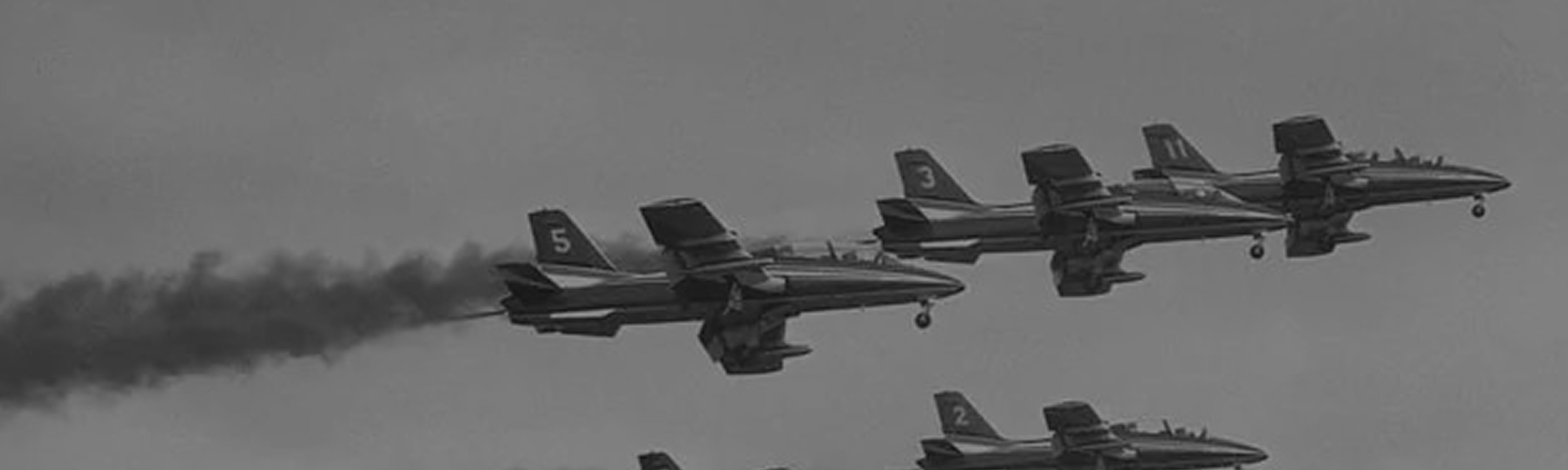{generated} Une escadrille de jets en formation serrée évoque l’héritage aéronautique qui inspire la Breitling Chronomat.