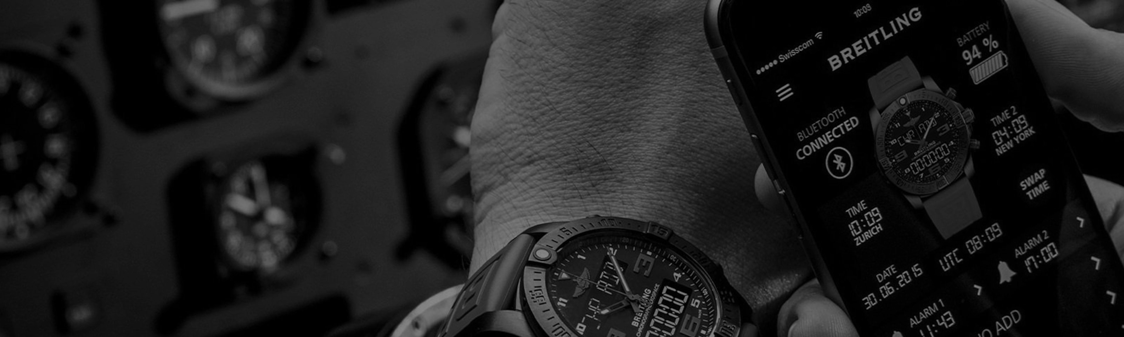 {generated} 在飛機座艙儀錶背景下，手腕上的Breitling Connected腕錶與手機應用介面相互呼應。