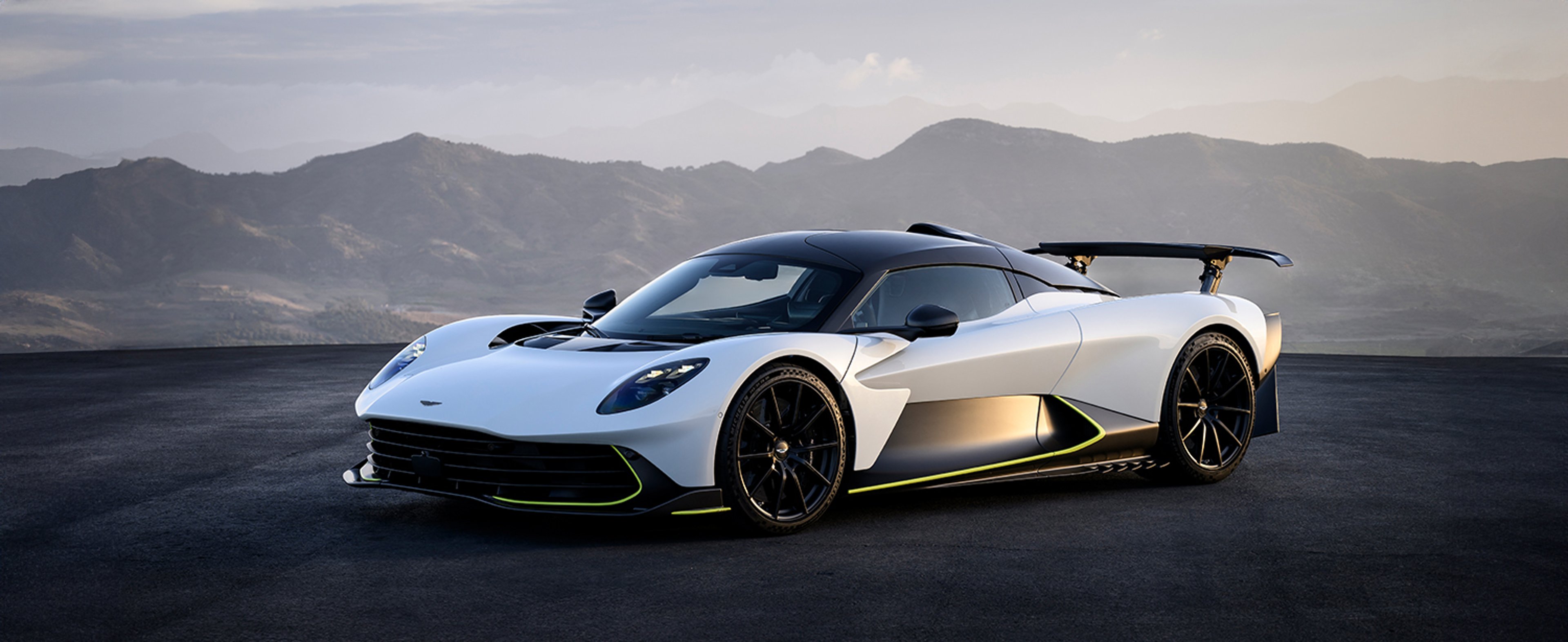 {generated} 灰色Aston Martin跑車在棚拍燈光下呈現，突出與Breitling合作的註冊主題。